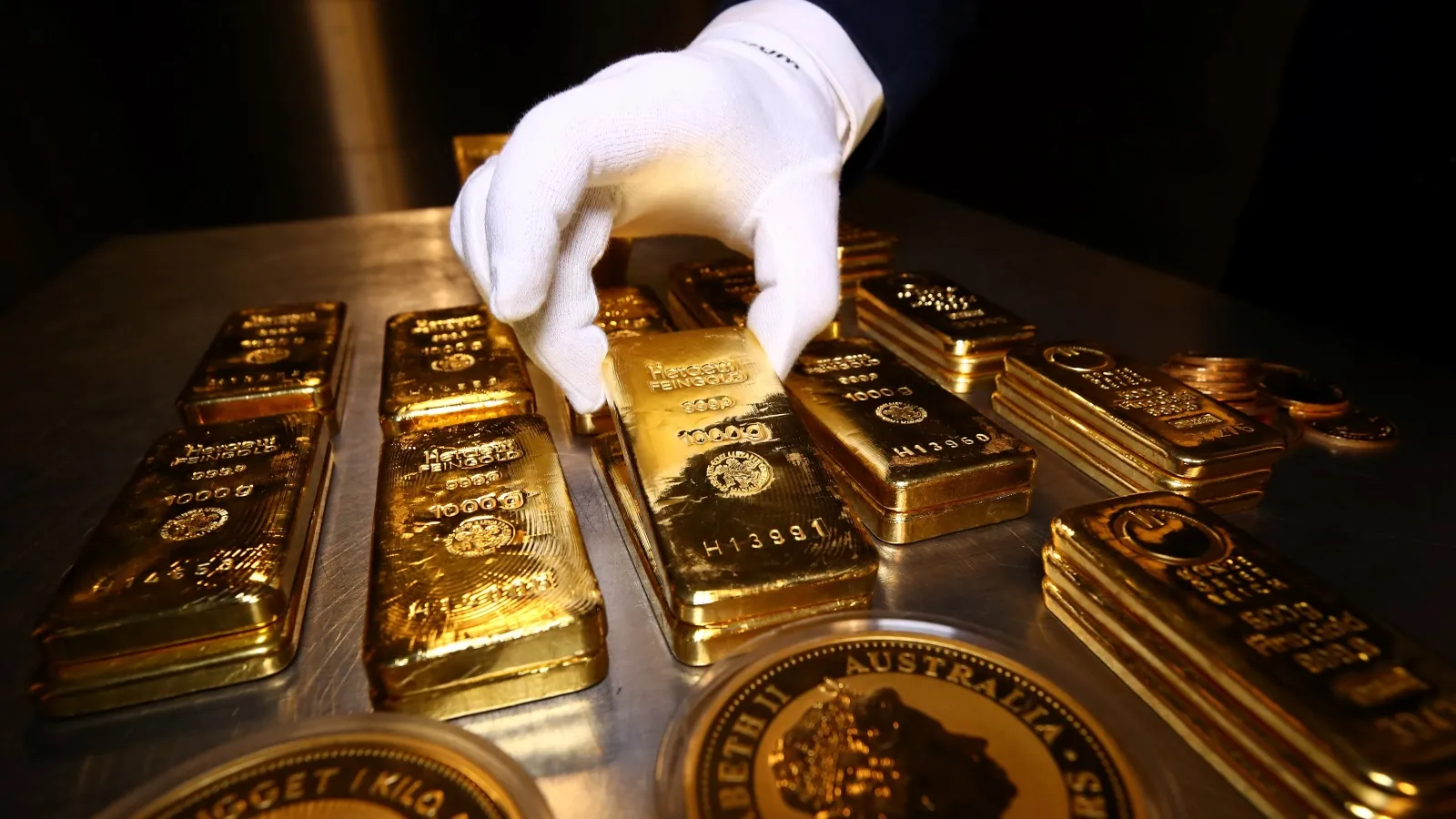 البنوك المركزية تعزز احتياطياتها من الذهب وتقلل الاعتماد على الدولار