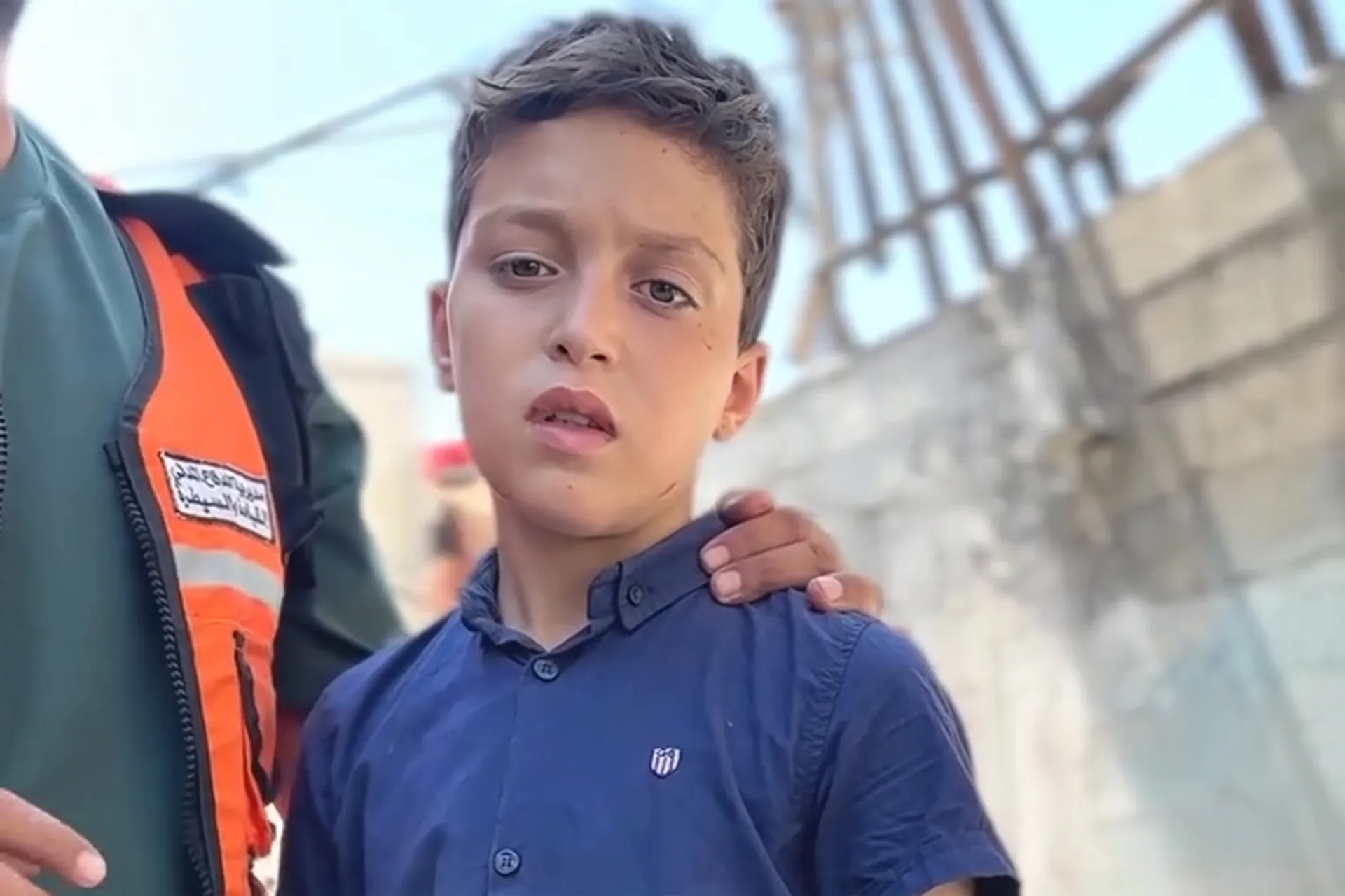 طفل غزة ينتظر انتشال عائلته من تحت الأنقاض