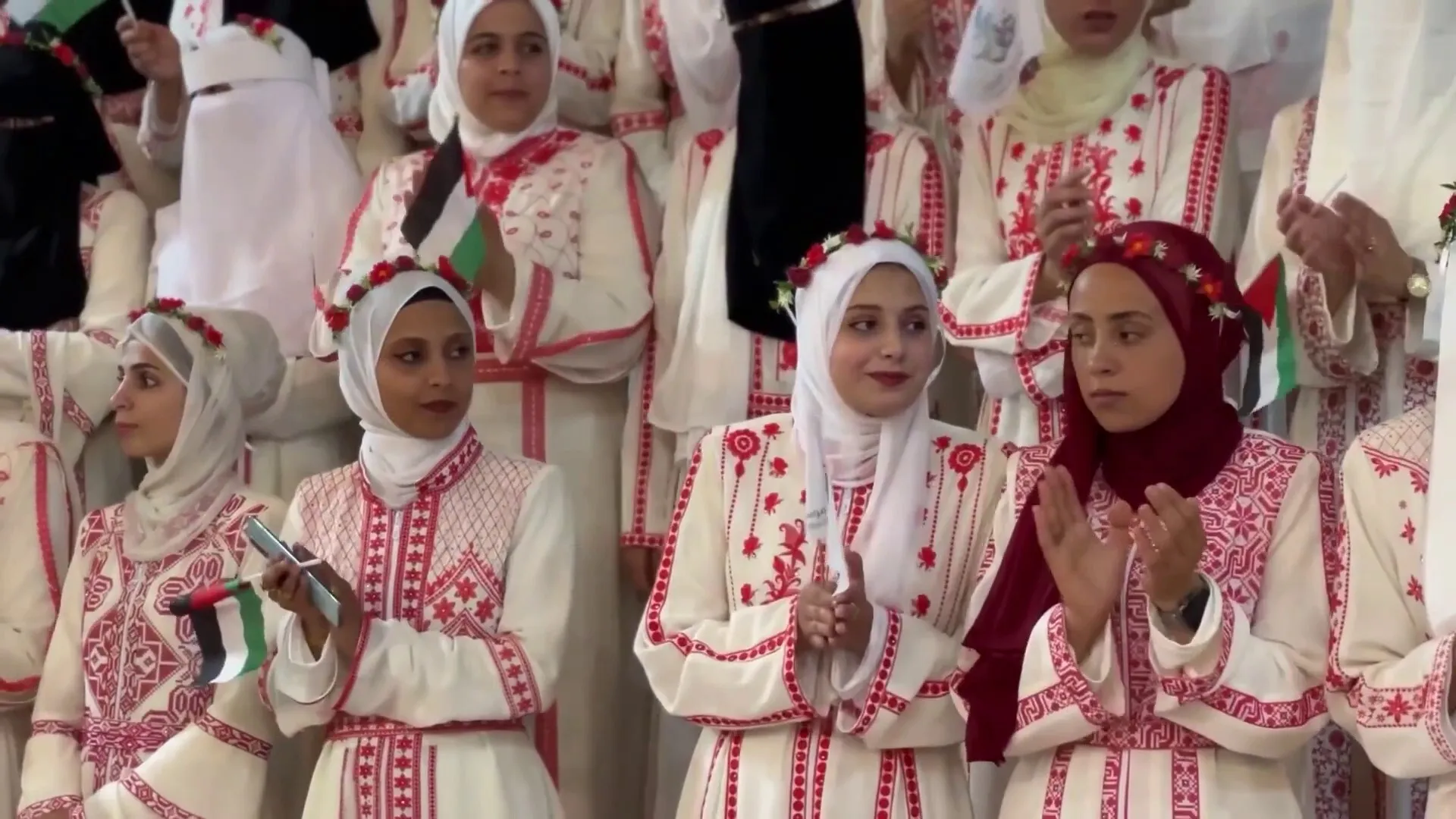 فرحة الحياة تتألق في عرس جماعي بشمال غزة رغم التحديات