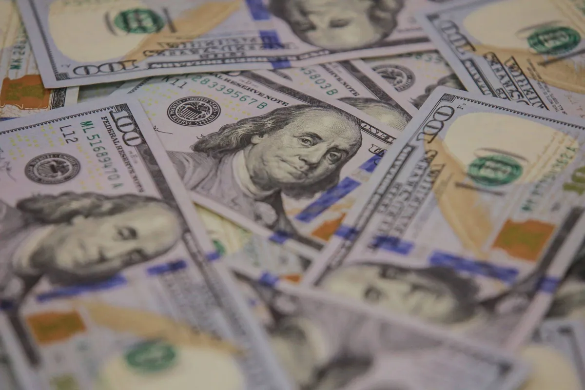 الدولار في صعود مستمر وسط توترات جيوسياسية وبيانات اقتصادية مرتقبة