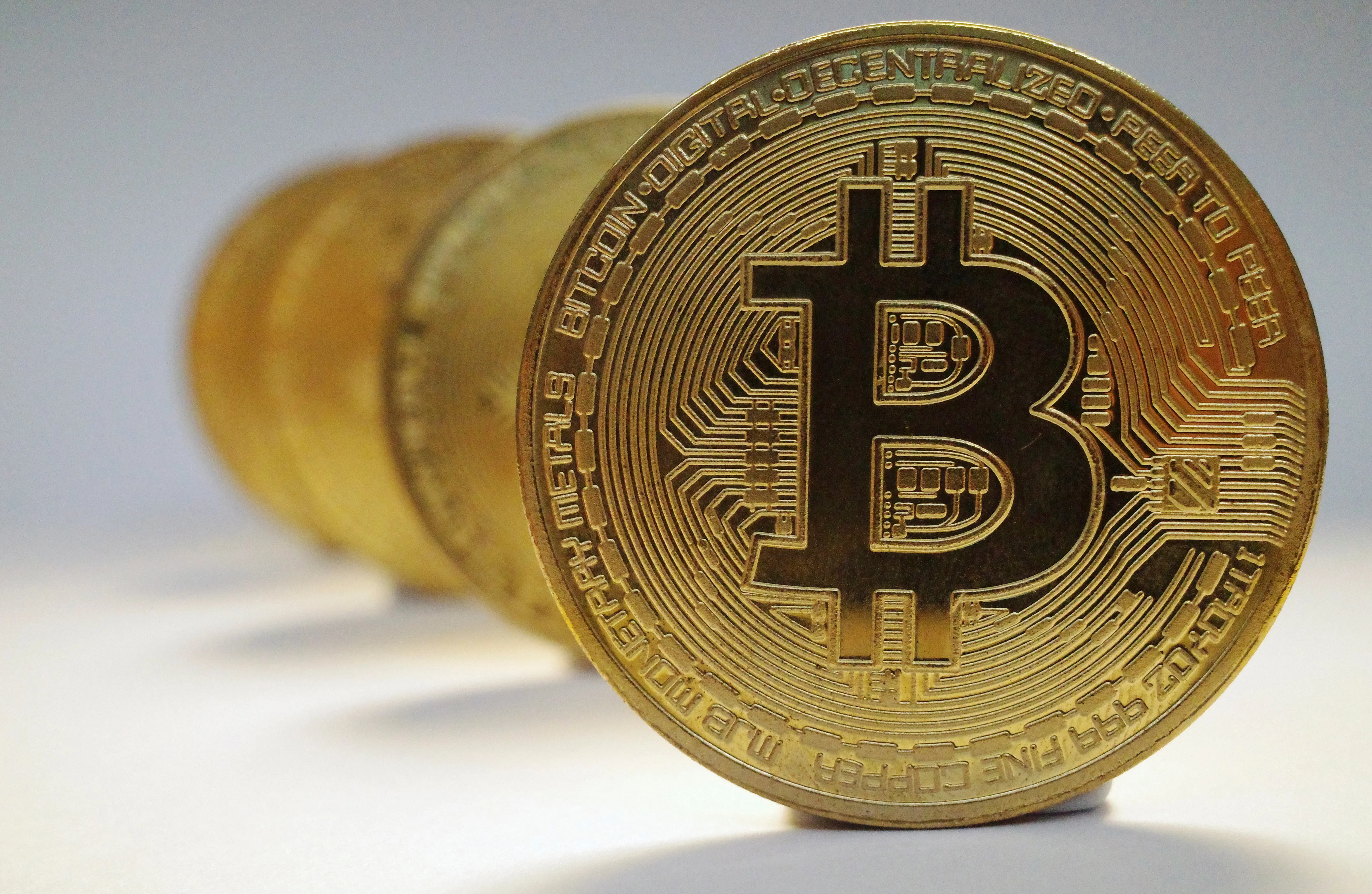 تراجع بتكوين تحت ضغط مبيعات ستراتيجي وسط مخاوف جديدة