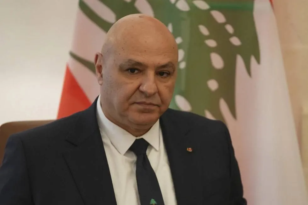 الرئيس اللبناني ينفي شائعات إقالة قائد الجيش ويؤكد على أهمية المؤسسات الأمنية