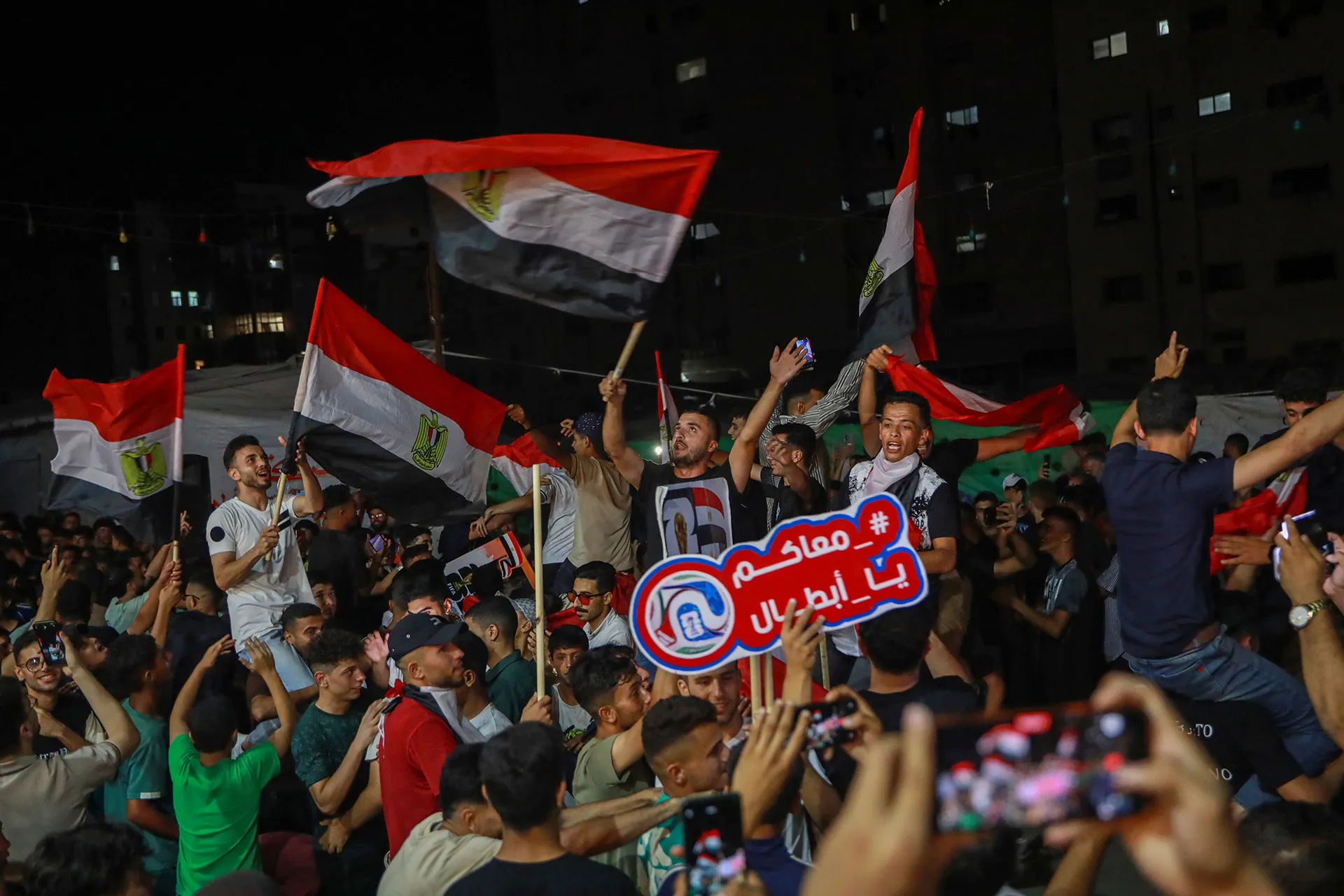فرحة غزة تعكس حبها لمصر في ليلة الانتصار
