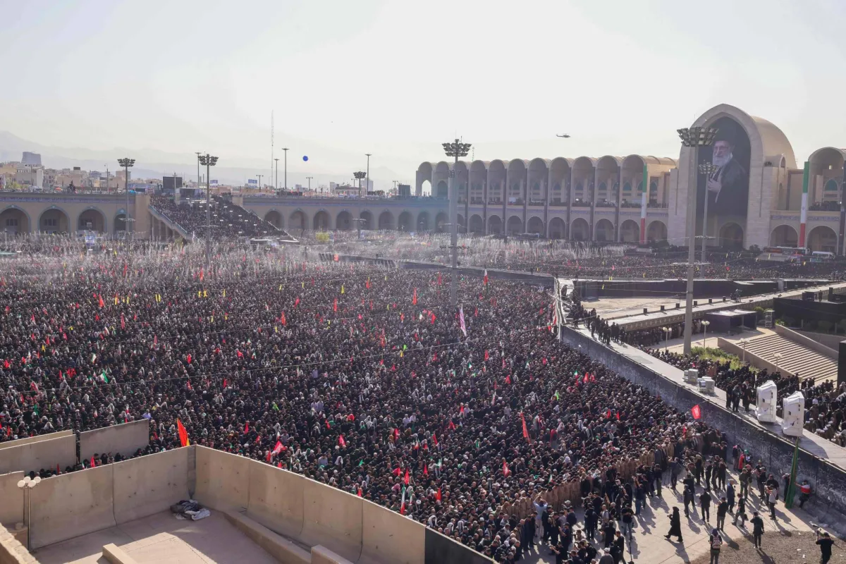 صلاة حاشدة في طهران على جثمان خامنئي وسط غياب نجله