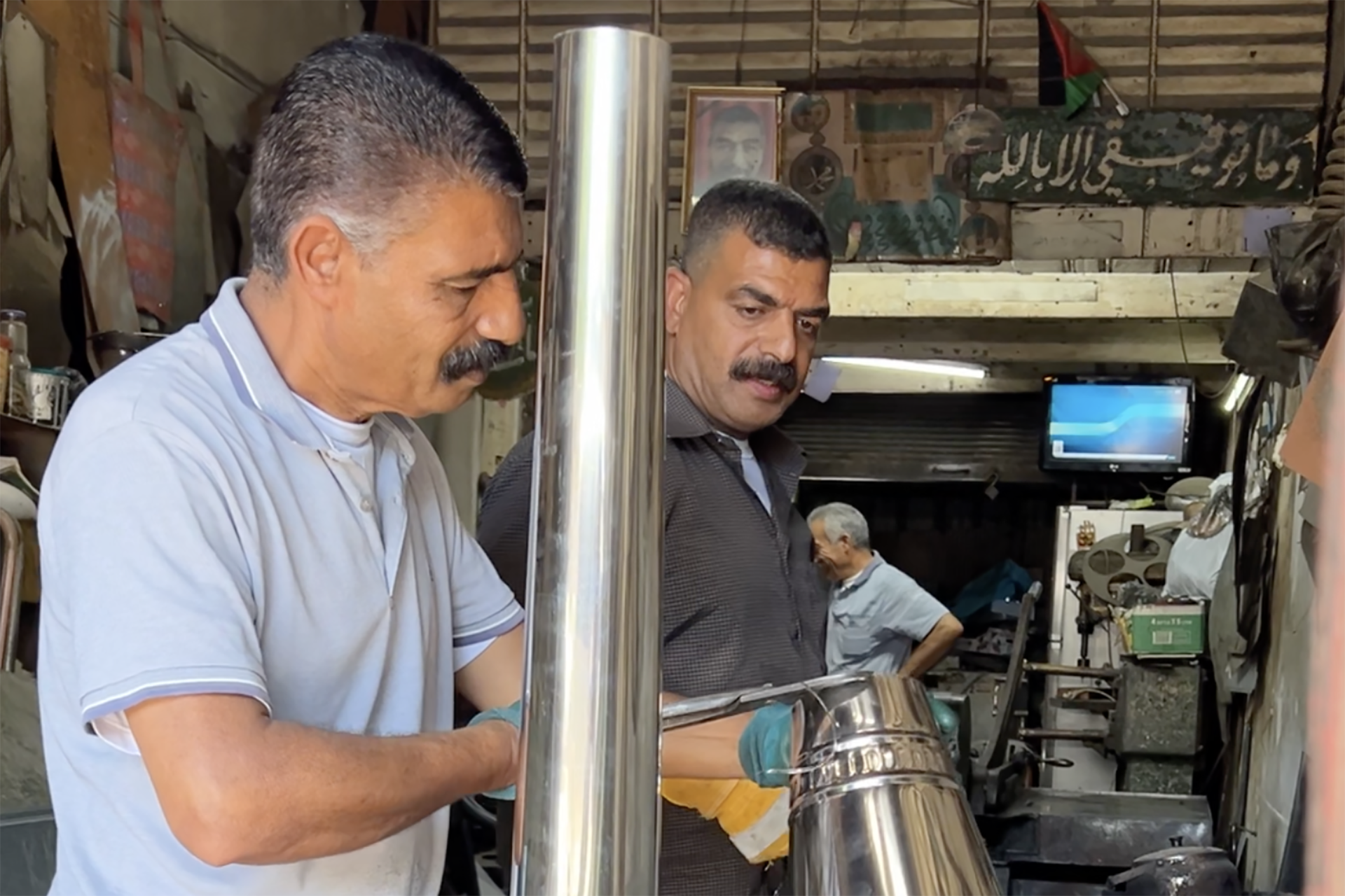 حرفيان فلسطينيان يحافظان على تراث صناعة المآذن والأهلة