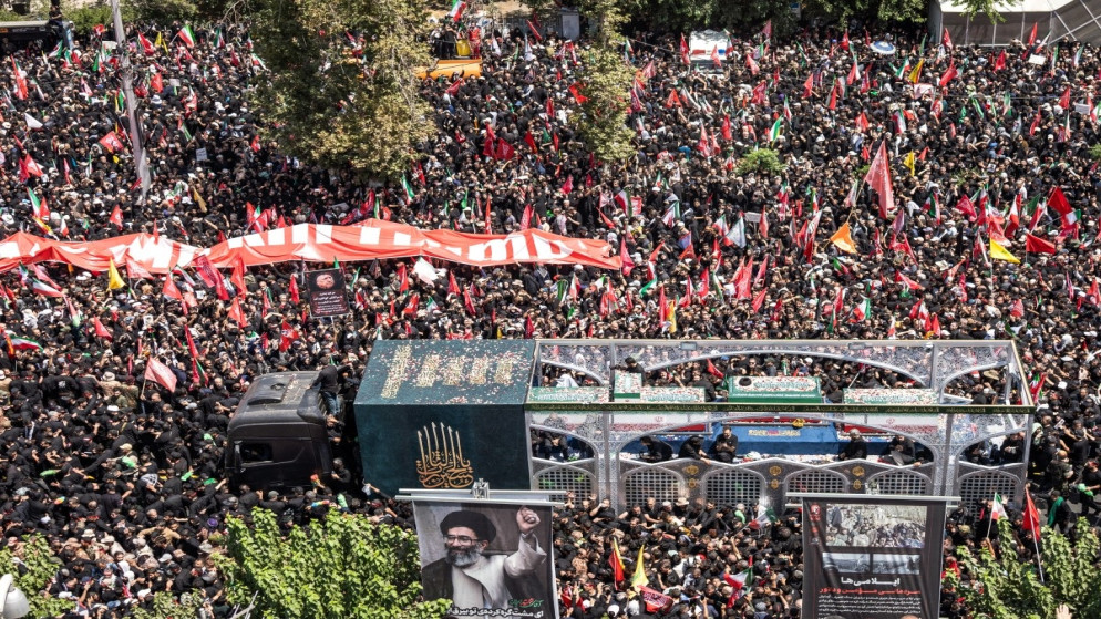 ملايين الإيرانيين يودعون خامنئي في مراسم مهيبة بمدينة قم