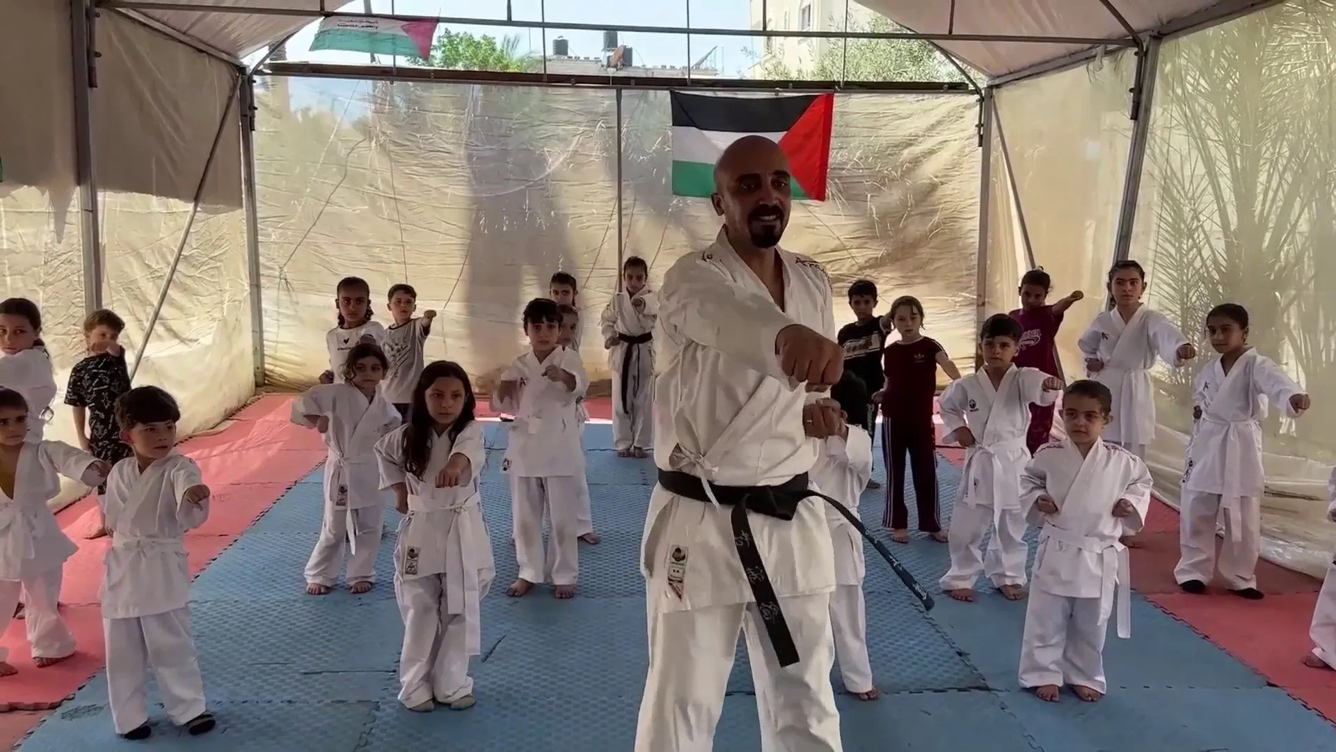 أطفال غزة يجدون الأمل من جديد عبر تدريبات الكاراتيه