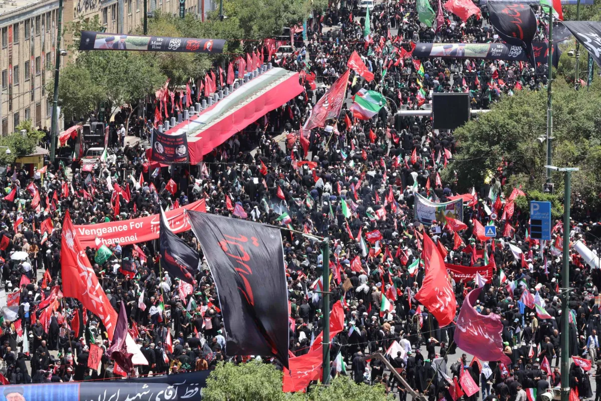 هبوط طائرة نعش خامنئي في مشهد يمثل لحظة تاريخية لإيران