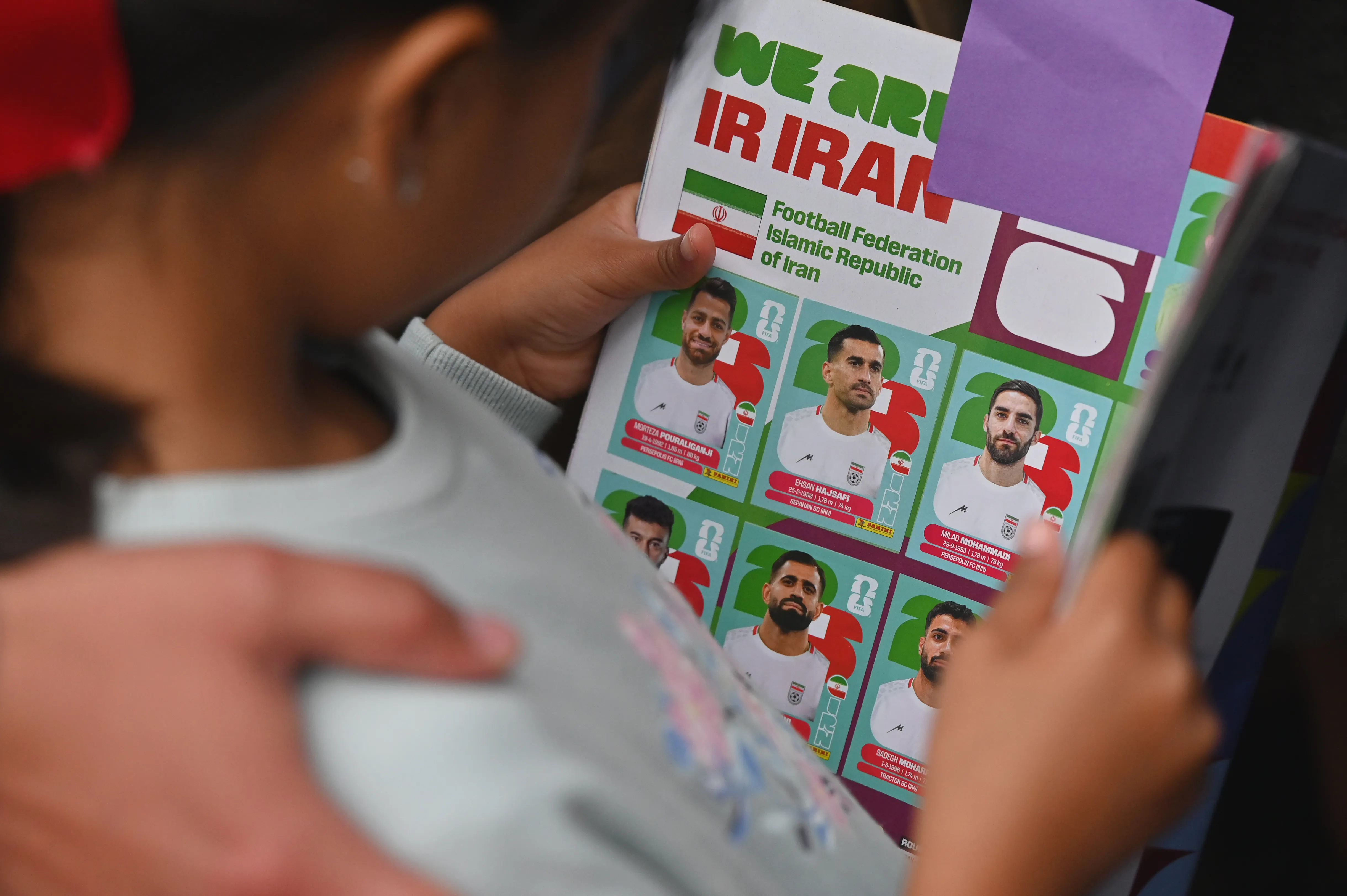 شغف الملصقات يسيطر على جماهير كأس العالم
