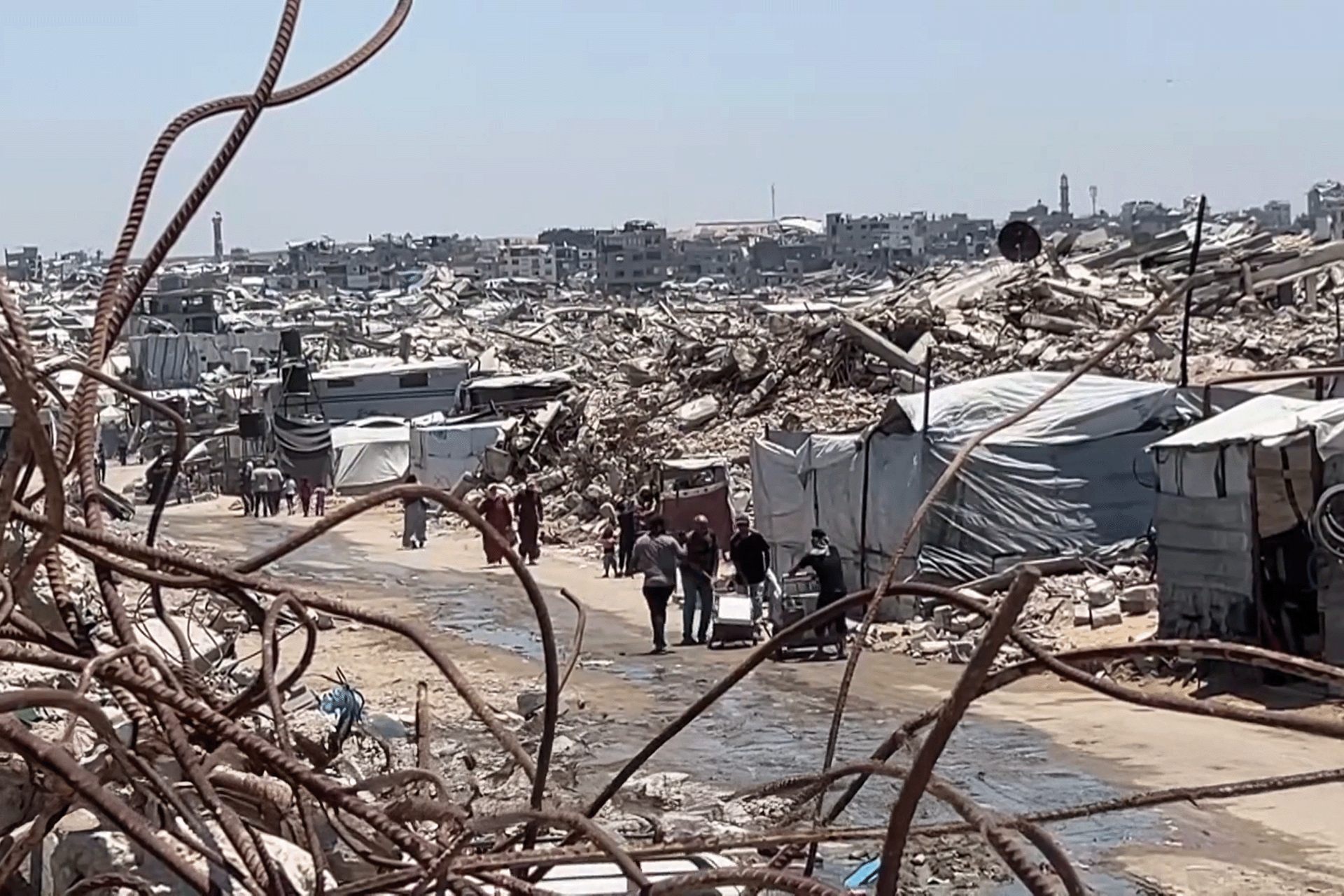 أبراج الموت الإسرائيلية تلاحق النازحين في غزة