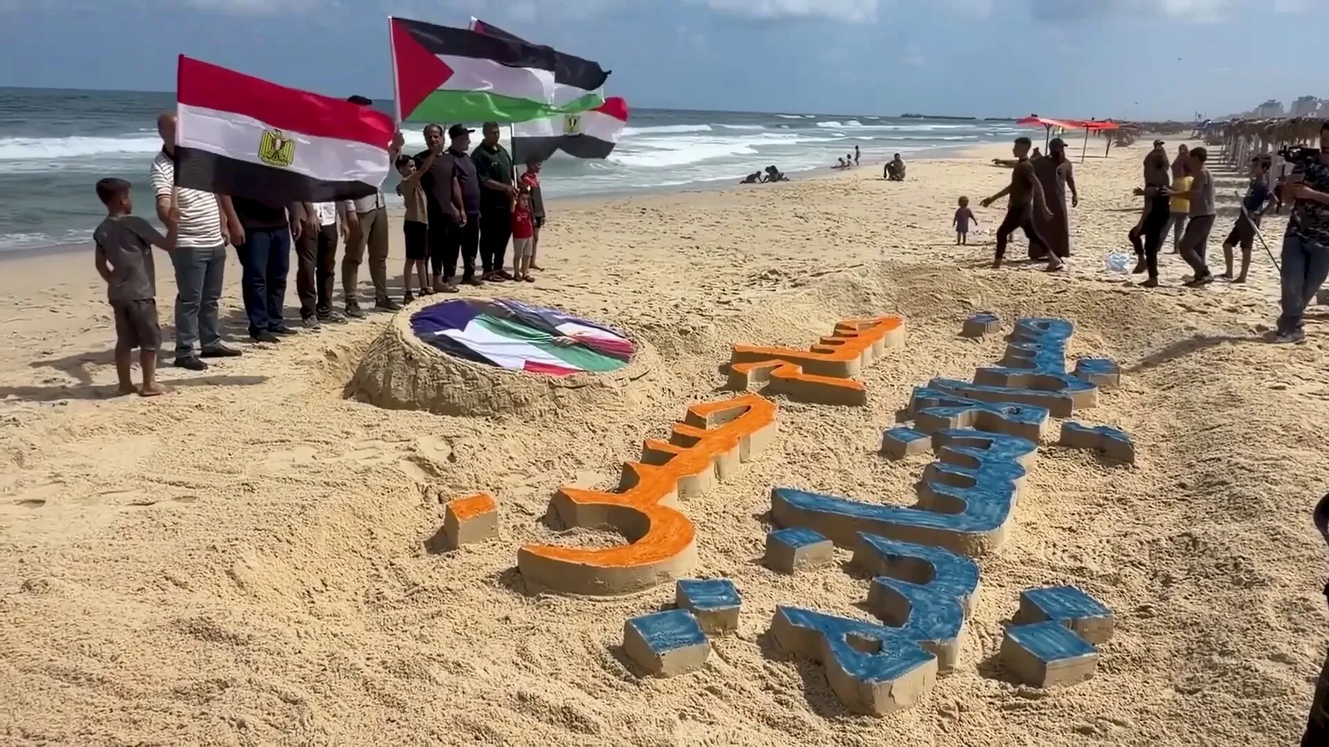 شباب غزة يحولون الرمال إلى رسالة وفاء لموقف حسام حسن