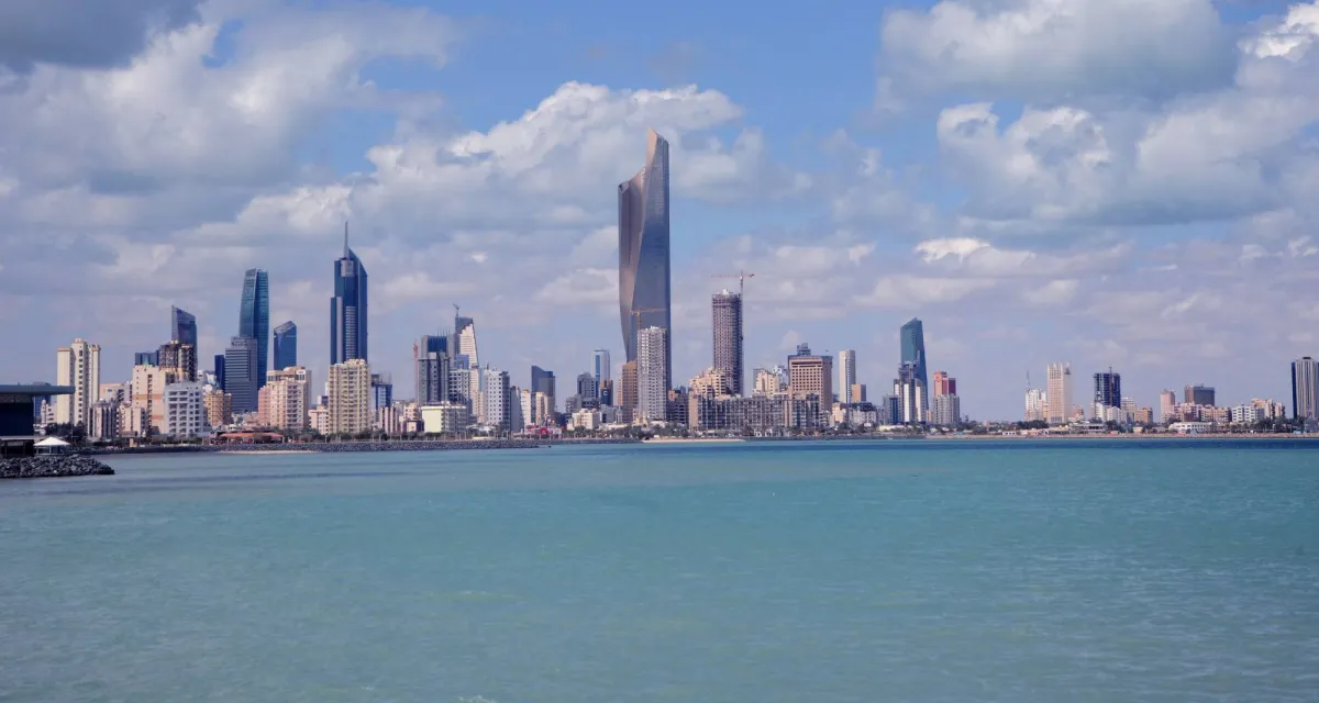 هجمات عدوانية تستهدف مراكز حدودية ومنصة حفر كويتية