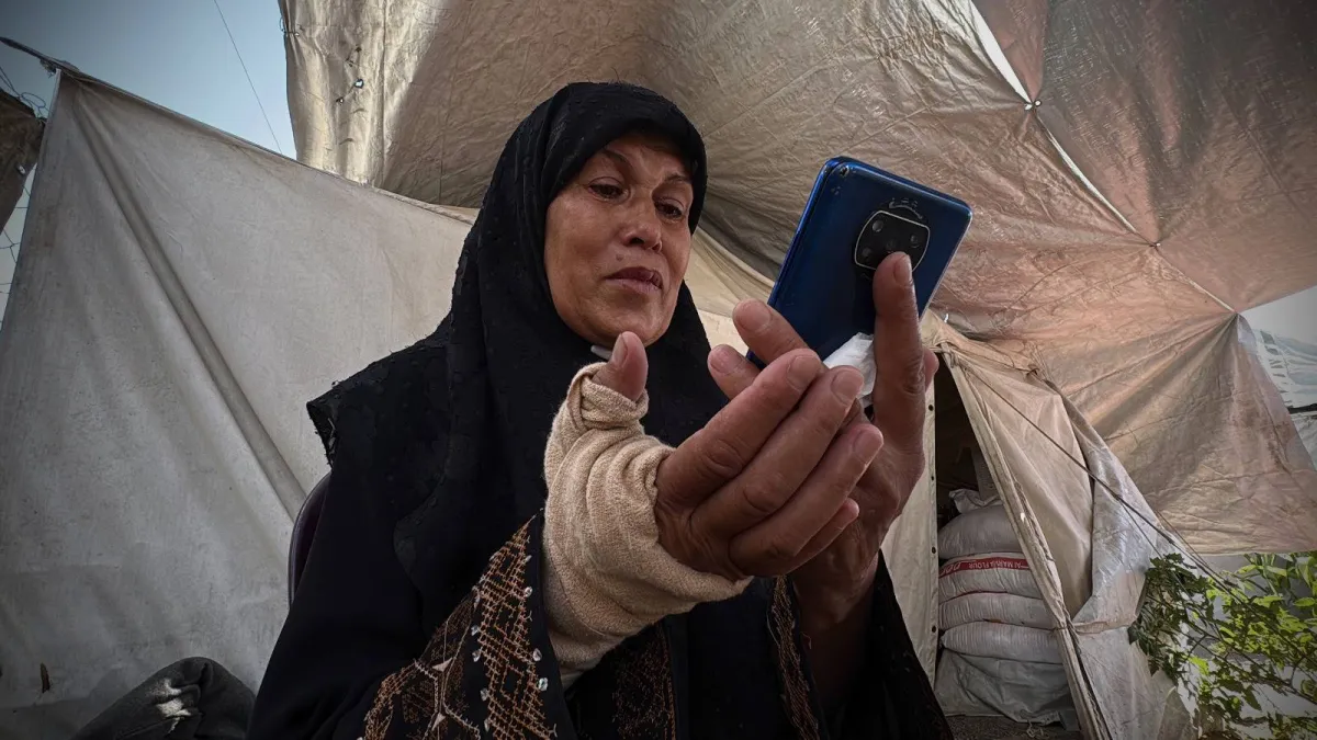 آهات الأمهات تلهب مشاعر الإنسانية في صورة أسير غزي