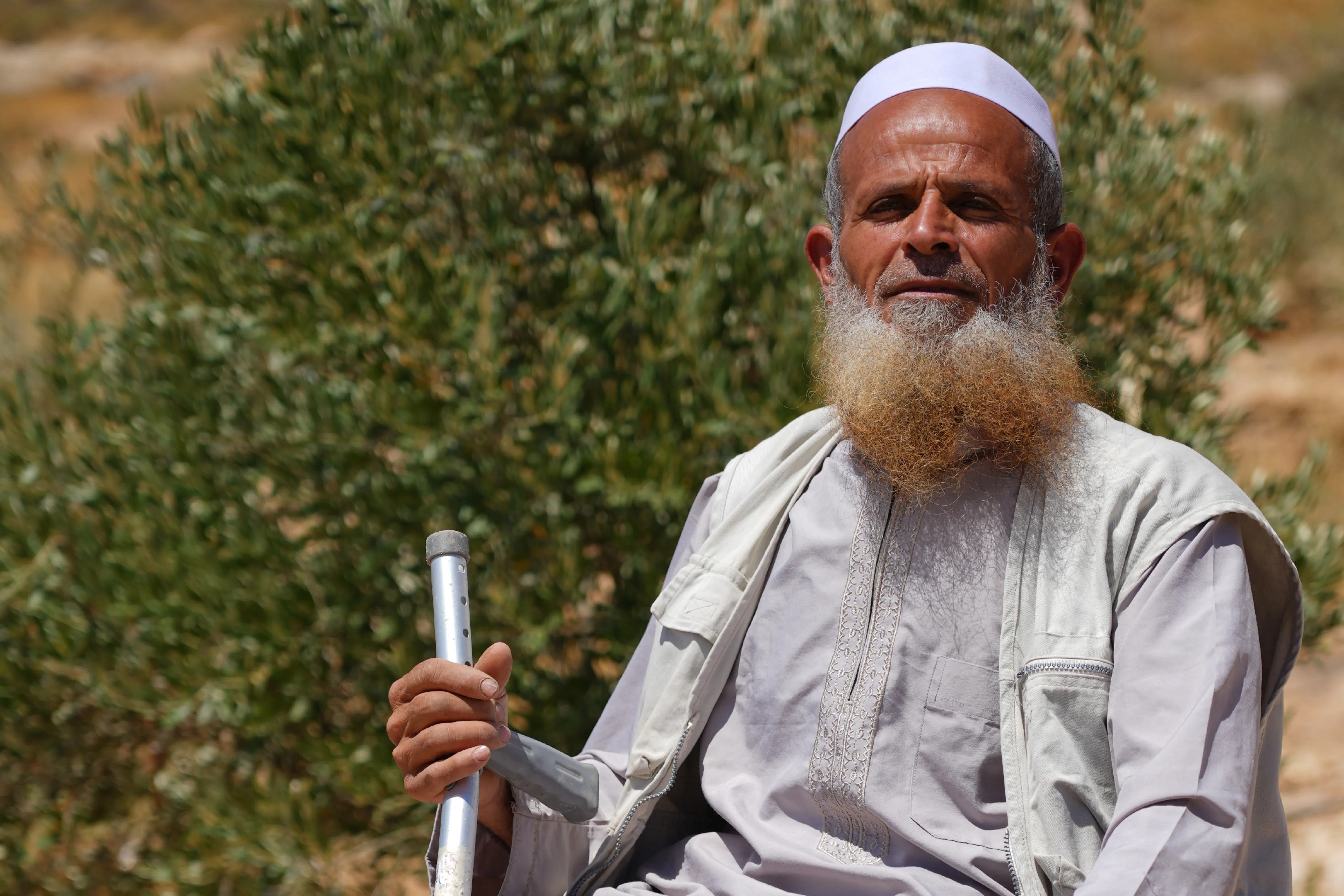 المسن الفلسطيني الذي يواجه الاحتلال بصلابة رغم التهديدات