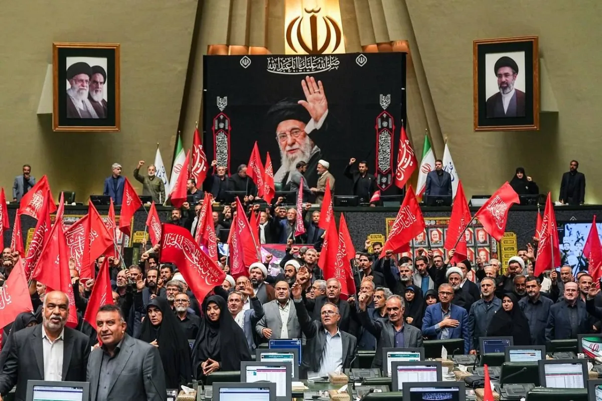 مشروع قانون إيراني لتعزيز السيطرة على مضيق هرمز amid تصاعد التوترات