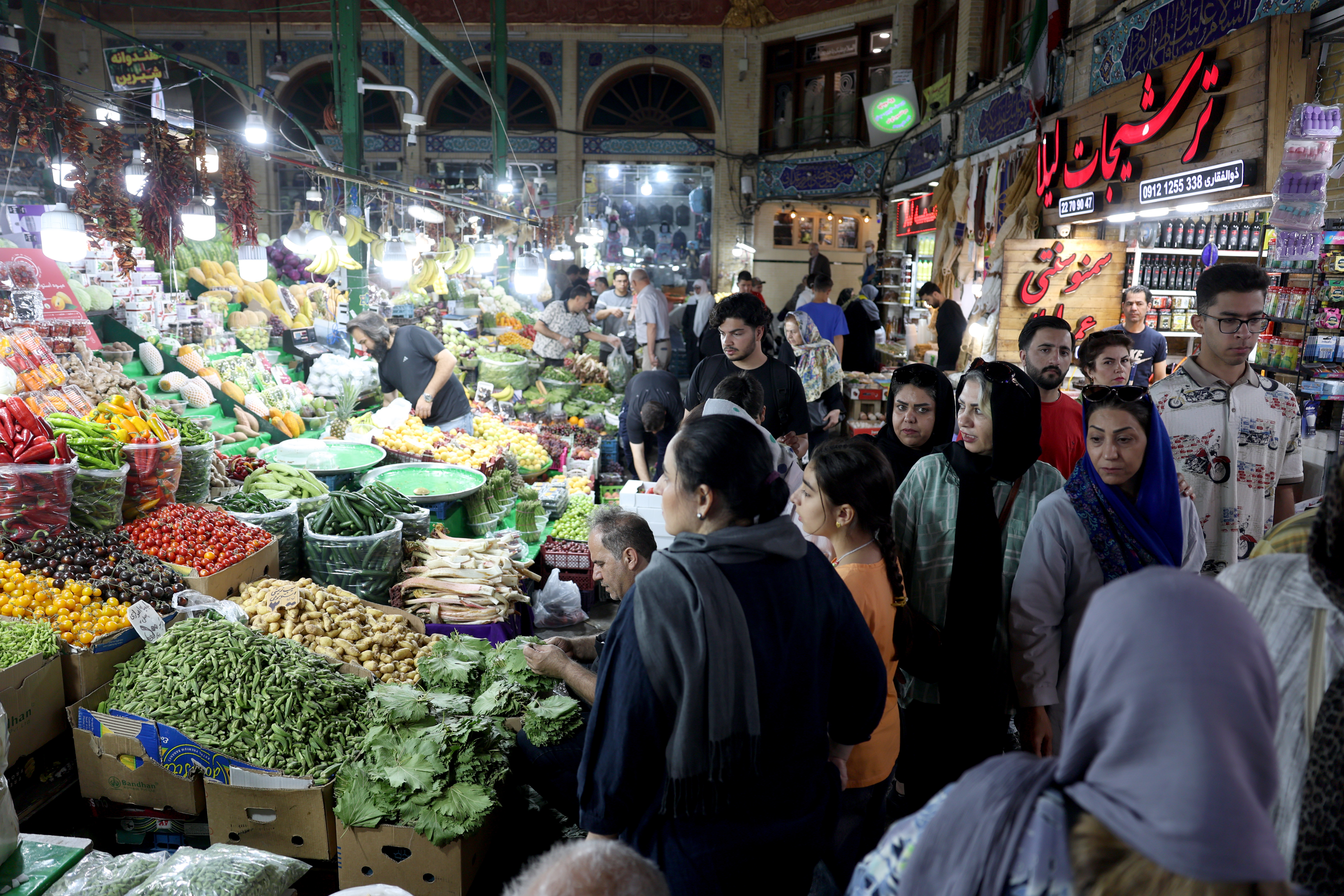تسريع إجراءات استيراد السلع الأساسية لضمان استقرار الأسواق