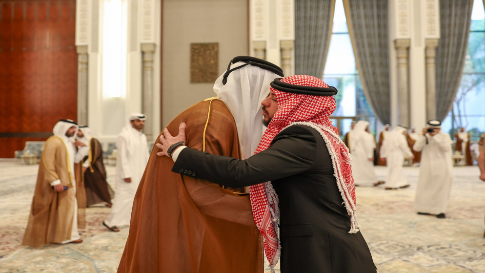ولي العهد يواسي أمير قطر في فقدان الشيخ حمد