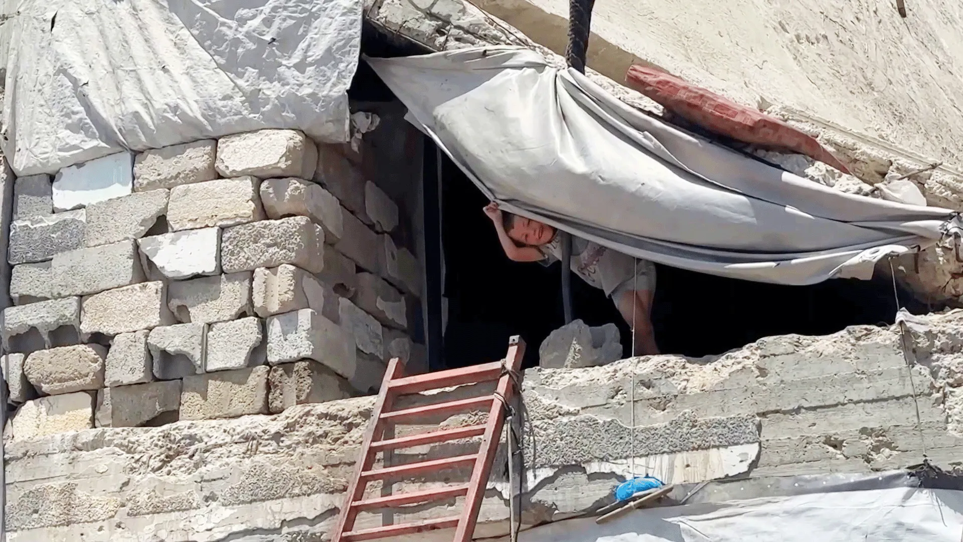 أسر غزة تعيش في خطر الطوابق المهددة بالانهيار