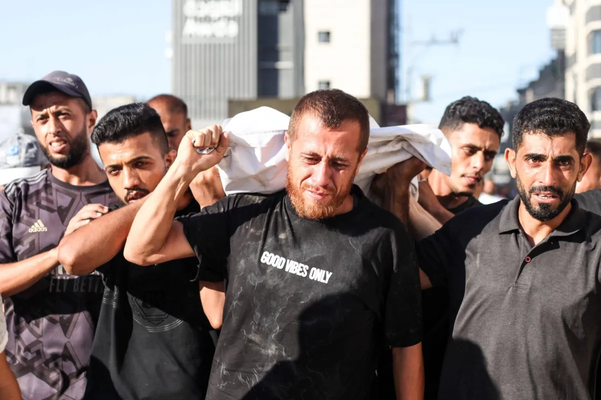 مأساة جديدة في غزة خلال جنازة: غارات إسرائيلية تودي بحياة 8 فلسطينيين