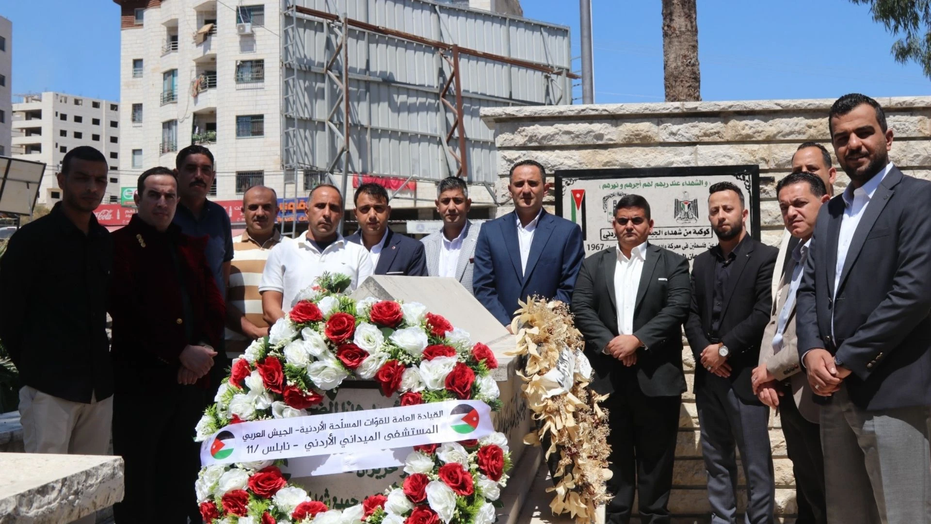 زيارة وفد من المستشفى الميداني الأردني لنصب الشهداء في نابلس