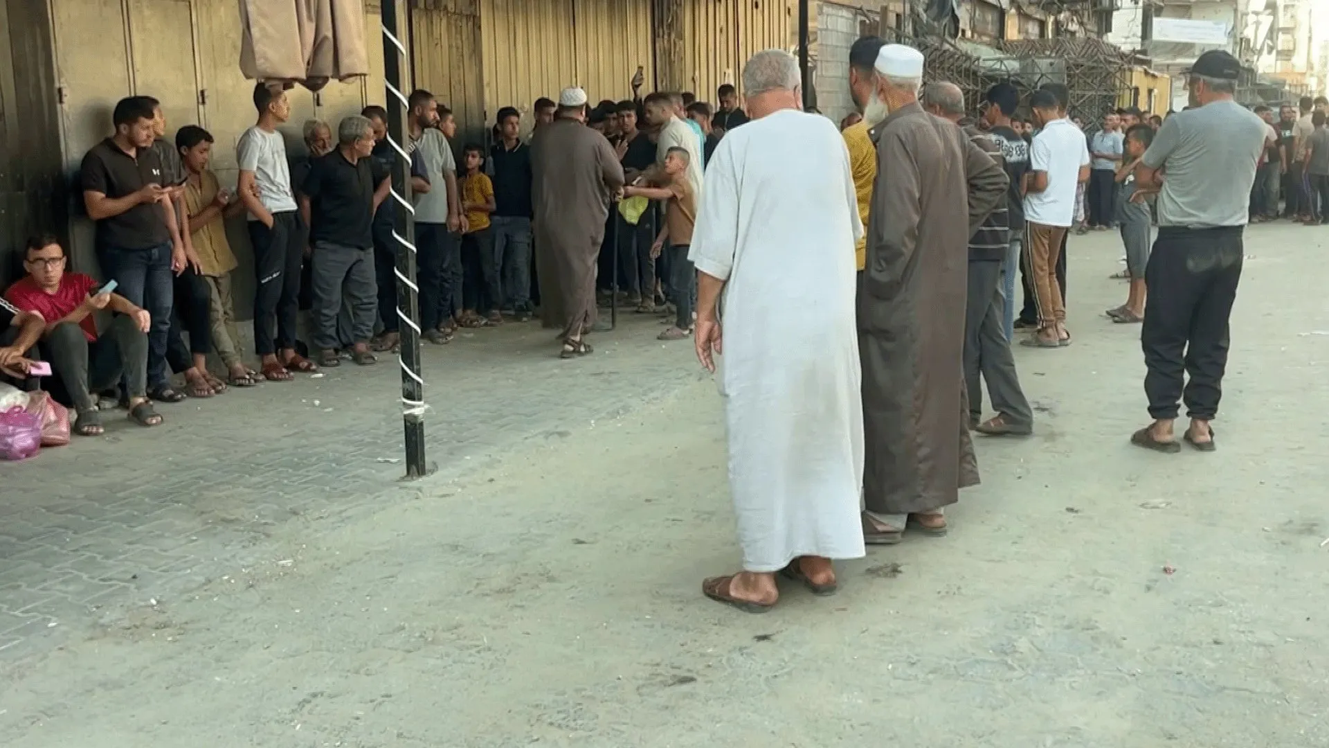 أزمة الخبز في غزة: طوابير طويلة ومعاناة متزايدة