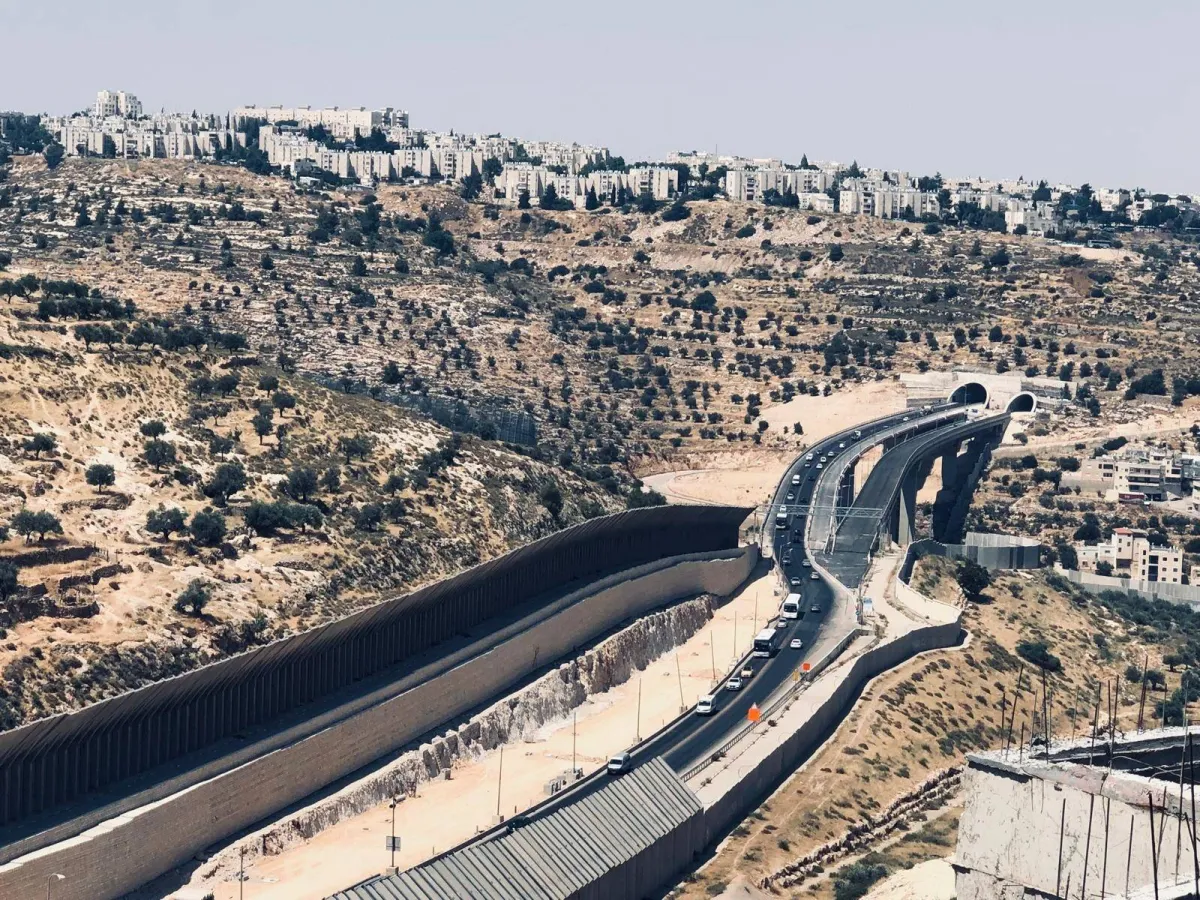 التوسع الاستيطاني في الضفة الغربية يعيد تشكيل الجغرافيا الفلسطينية