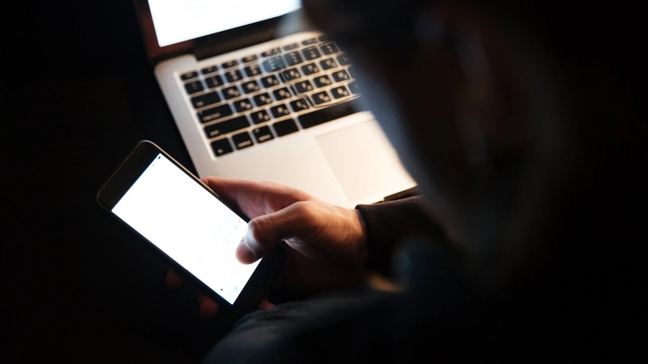 تحذيرات من عمليات احتيال إلكتروني تتعلق ببيع الهواتف بالأقساط
