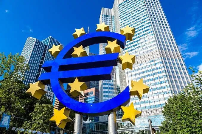 اجتماع البنك المركزي الأوروبي يشير إلى استقرار الفائدة وتوقعات جديدة