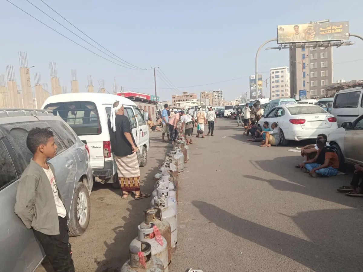 ازمة الغاز المنزلي تخنق شوارع عدن وتعرقل حركة النقل العام