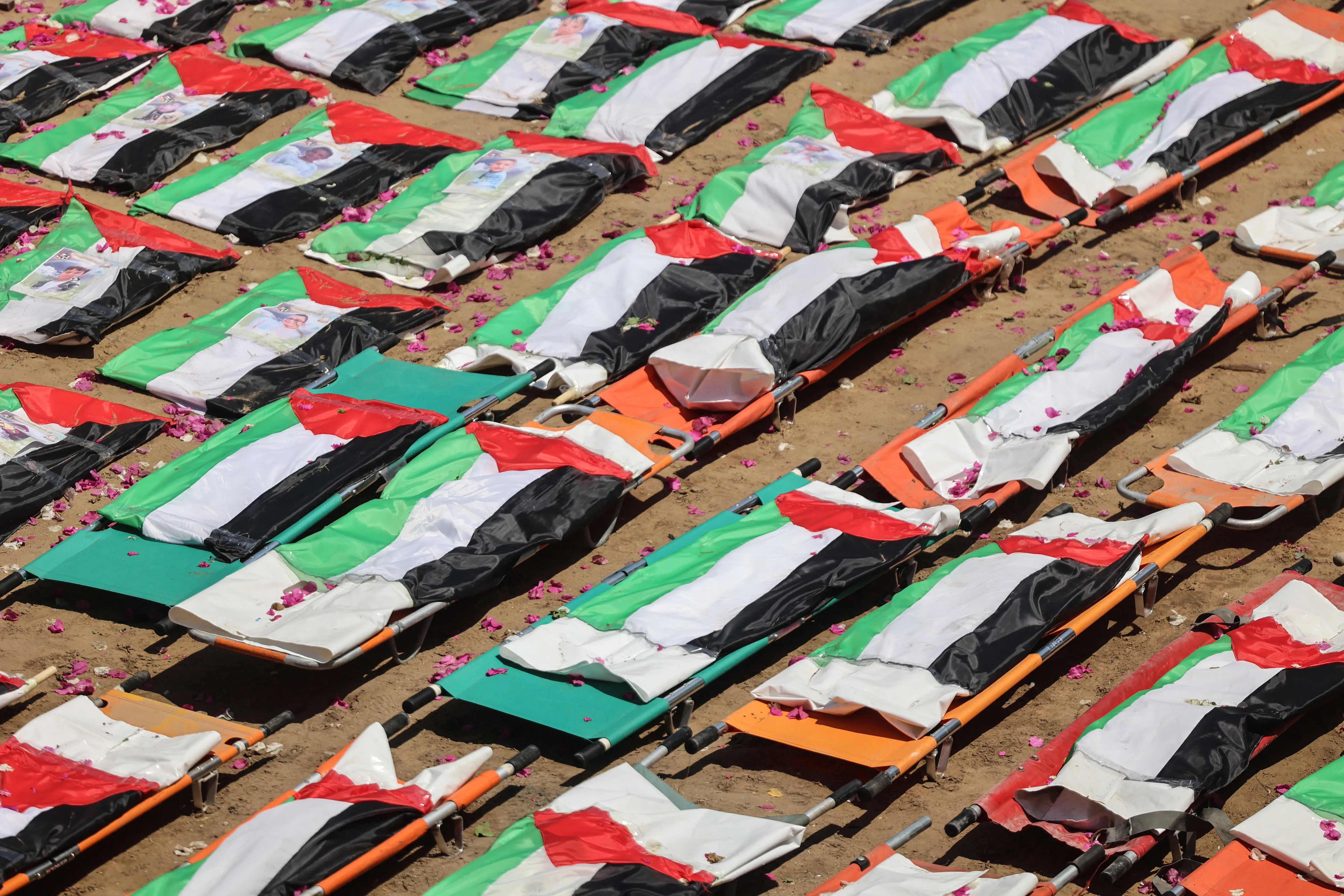 فجوة الوعود والواقع في غزة: سلام يغيب تحت وطأة الغارات