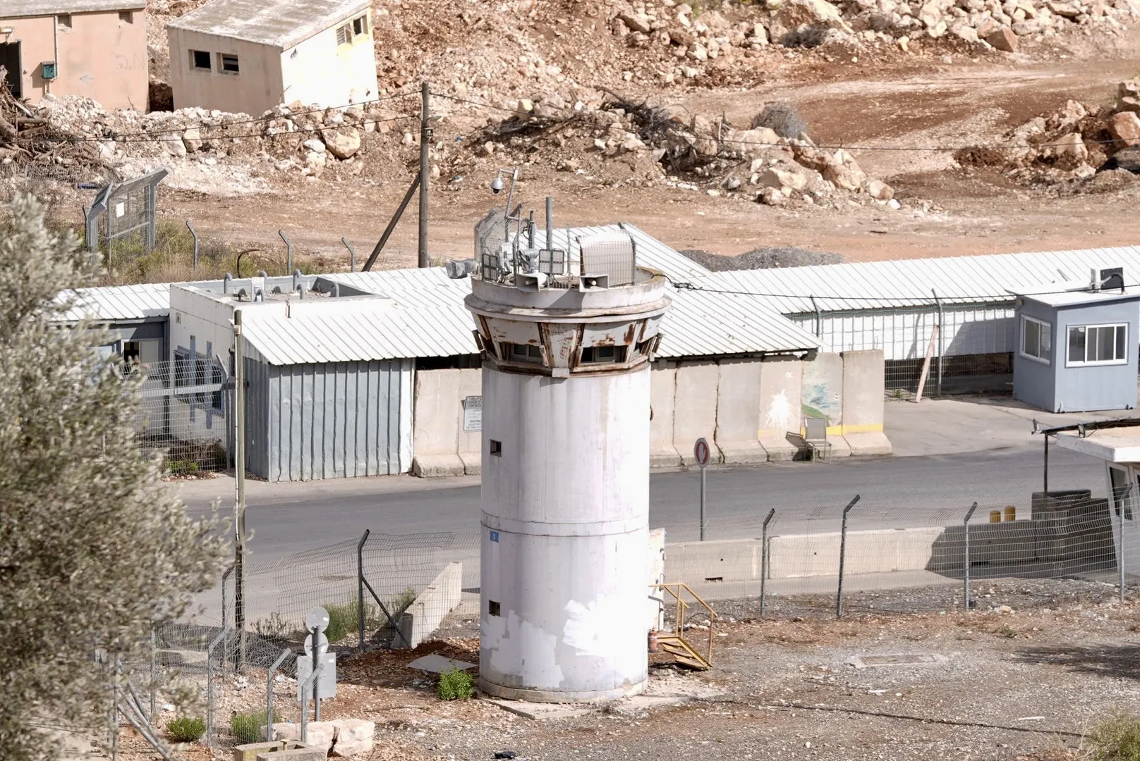 سياسة القتل البطيء خلف القضبان تفضح واقع الاسرى الفلسطينيين في سجون الاحتلال