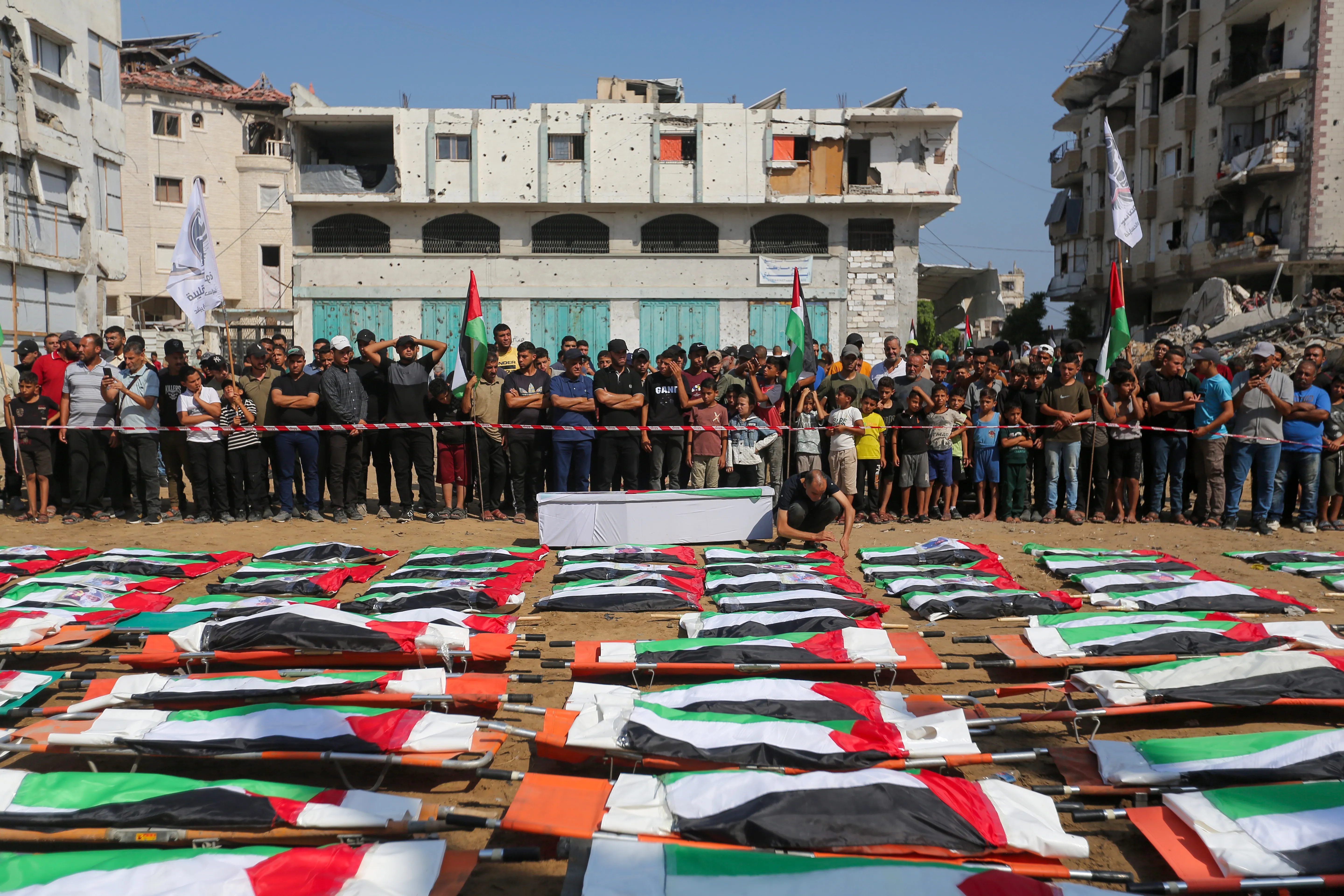 مشاهد من وداع 112 شهيدا في غزة بعد انتشالهم من تحت الانقاض