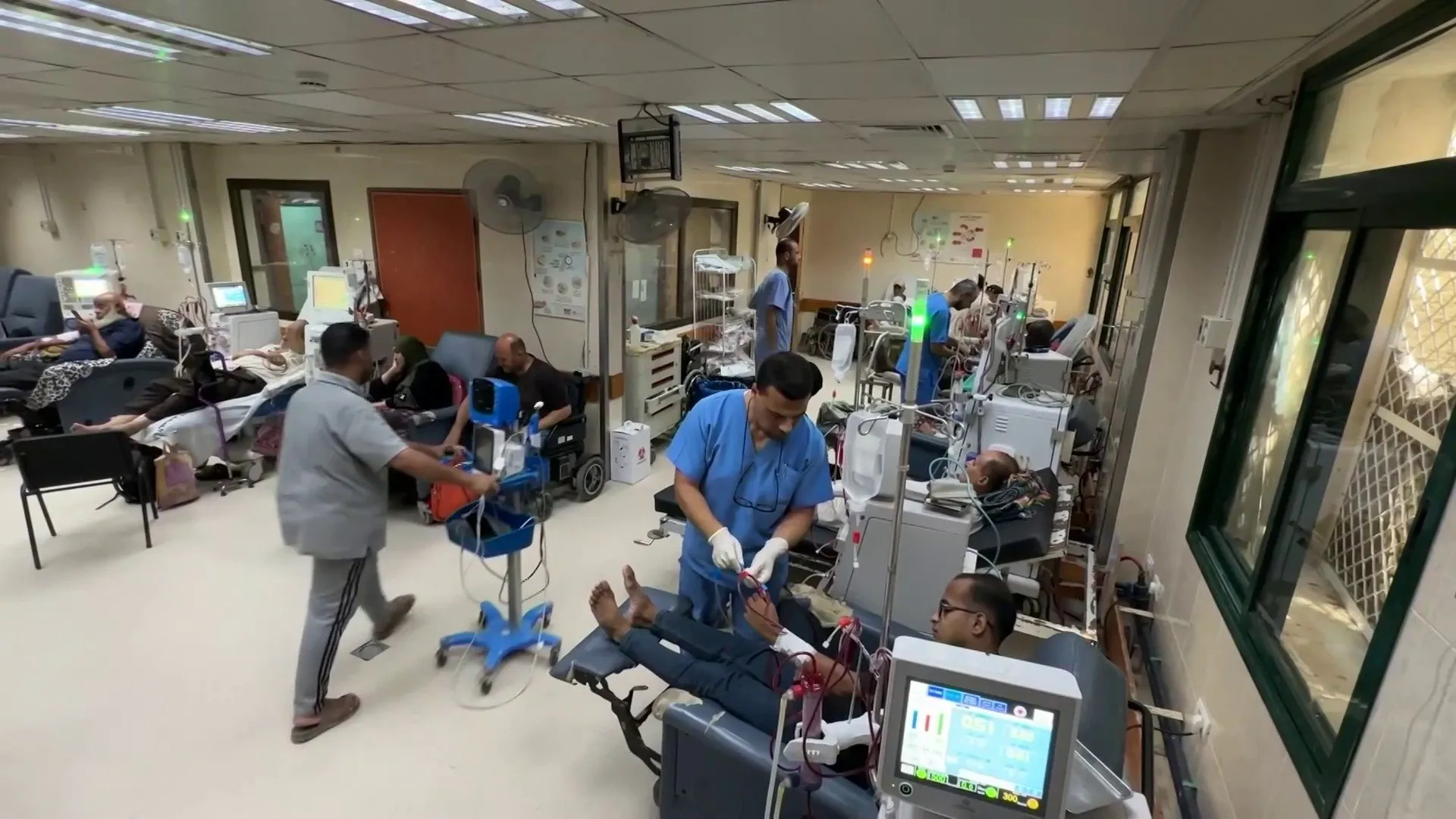 رحلة الالم اليومية.. كيف يواجه مرضى الكلى في غزة شبح الموت بسبب نقص المستلزمات الطبية