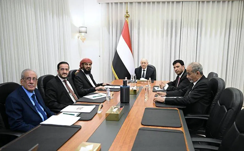 مجلس القيادة اليمني يقرع ناقوس الخطر ويدعو المجتمع الدولي لتامين الملاحة البحرية