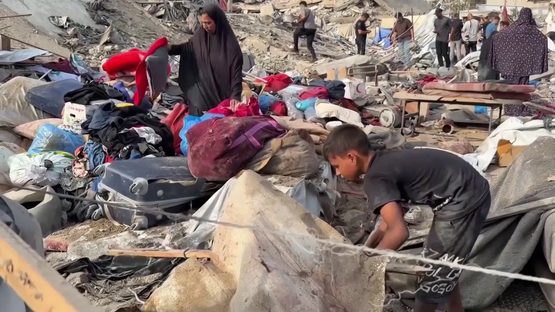 رحلة البحث عن الحياة تحت الانقاض في غزة: النازحون يبداون من الصفر مجددا