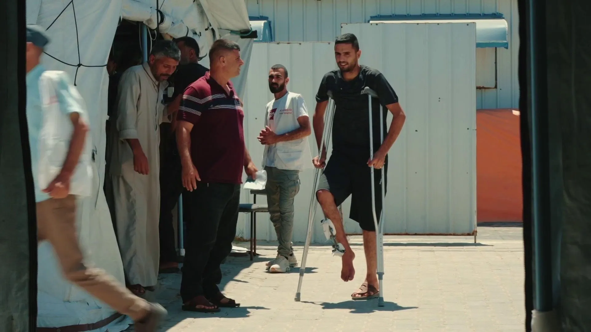 حلول ابتكارية في غزة لانقاذ اطراف الجرحى من البتر عبر الجبائر البلاستيكية