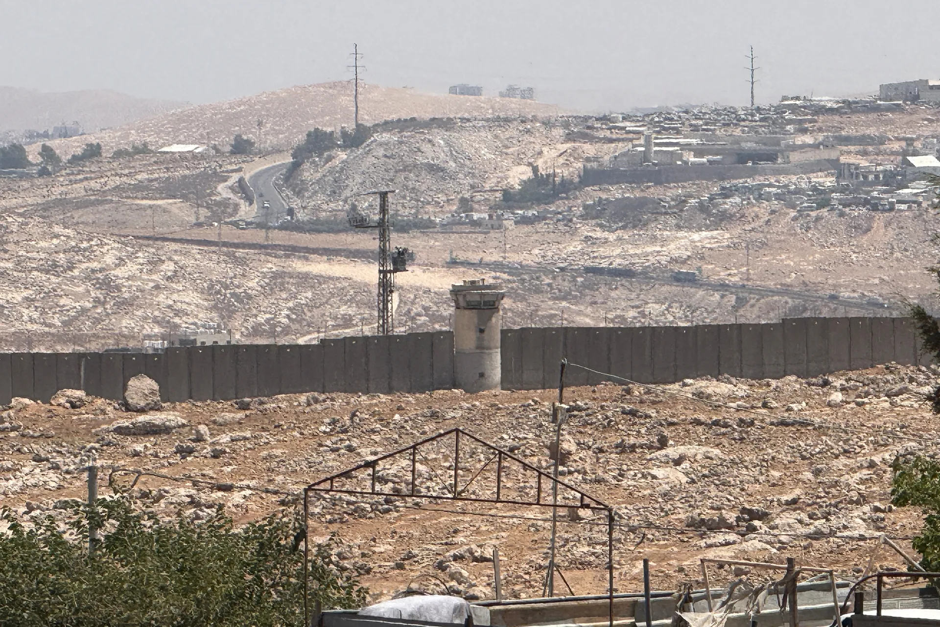حصار خانق يلتهم ما تبقى من اراضي جبع شمال القدس