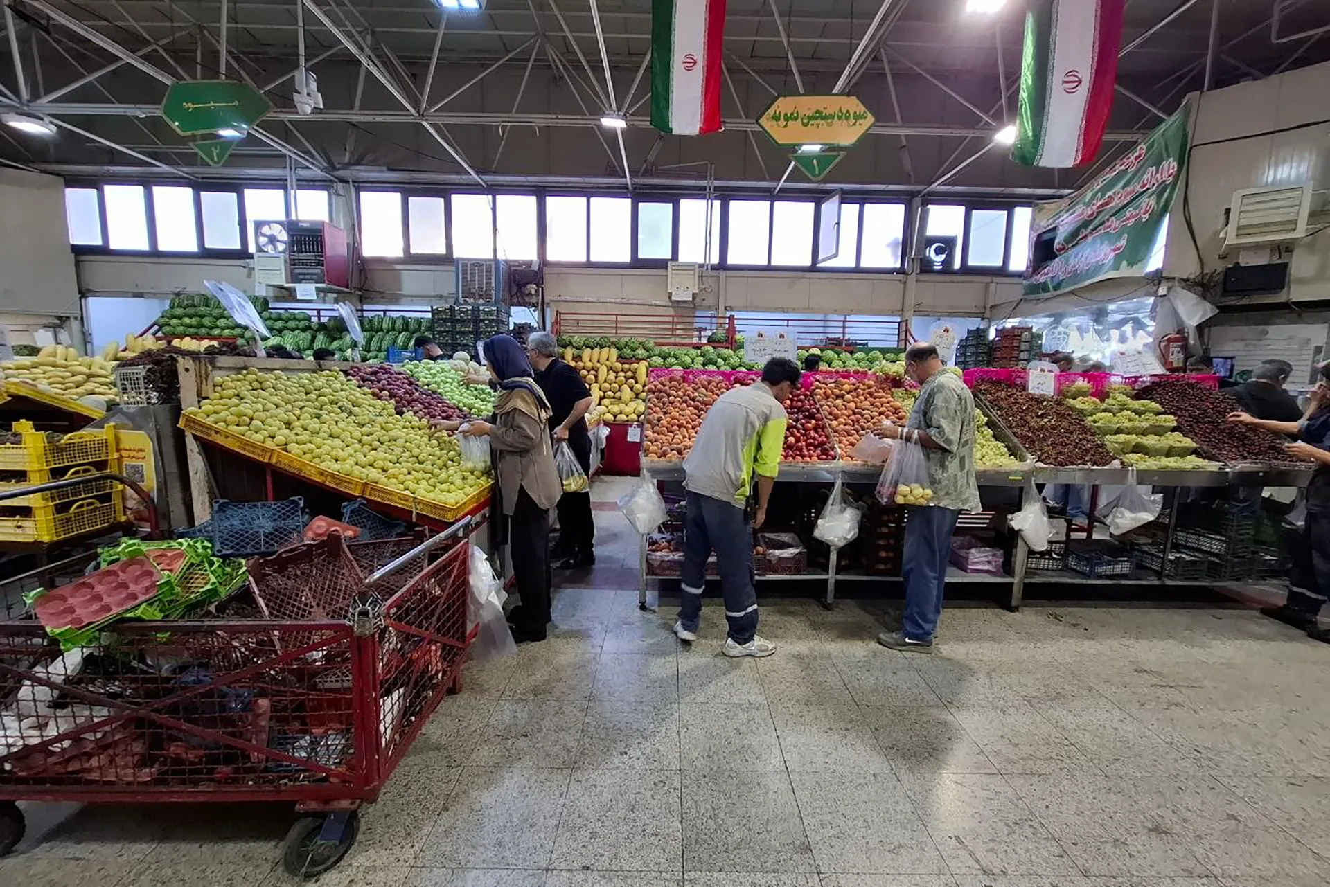 مائدة الايرانيين في مهب التضخم: حين يتحول الاثرياء الى فقراء في طهران