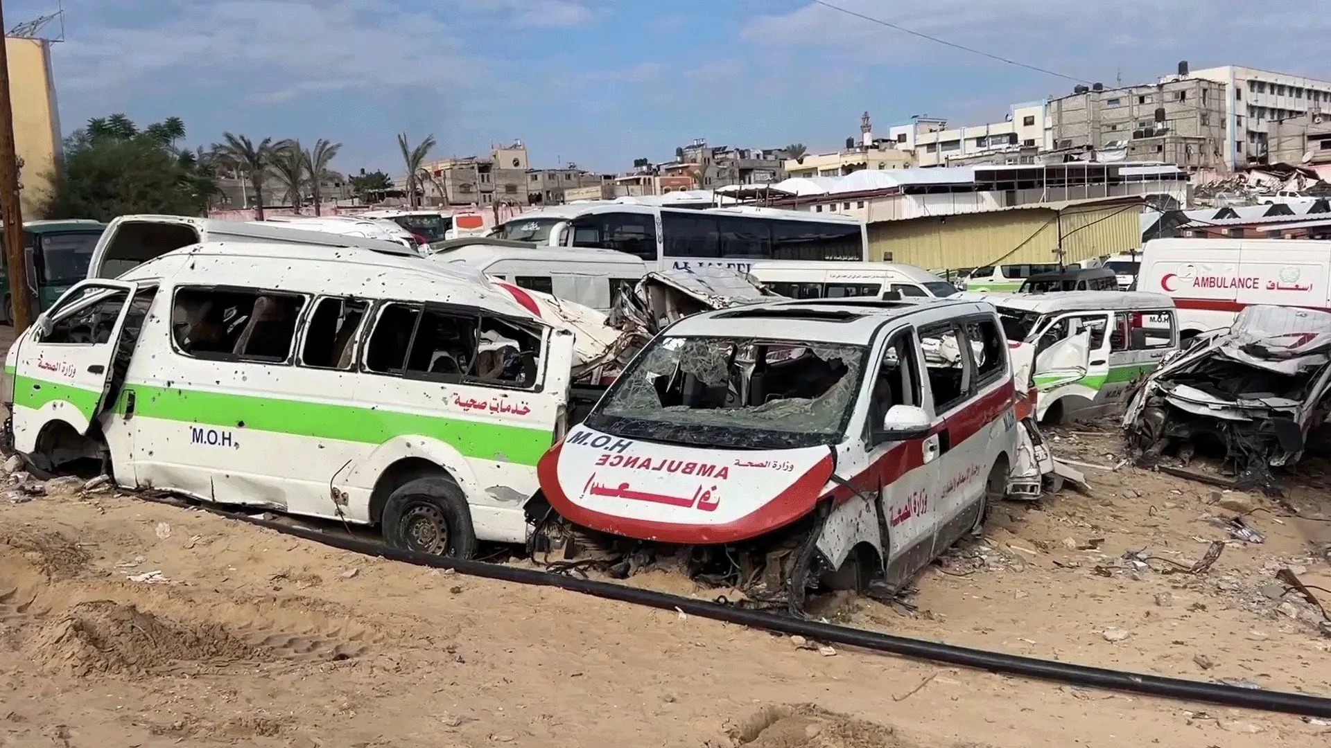 انهيار طبي شامل في غزة وتلاشي مخزون الاكفان تحت وطاة الحصار
