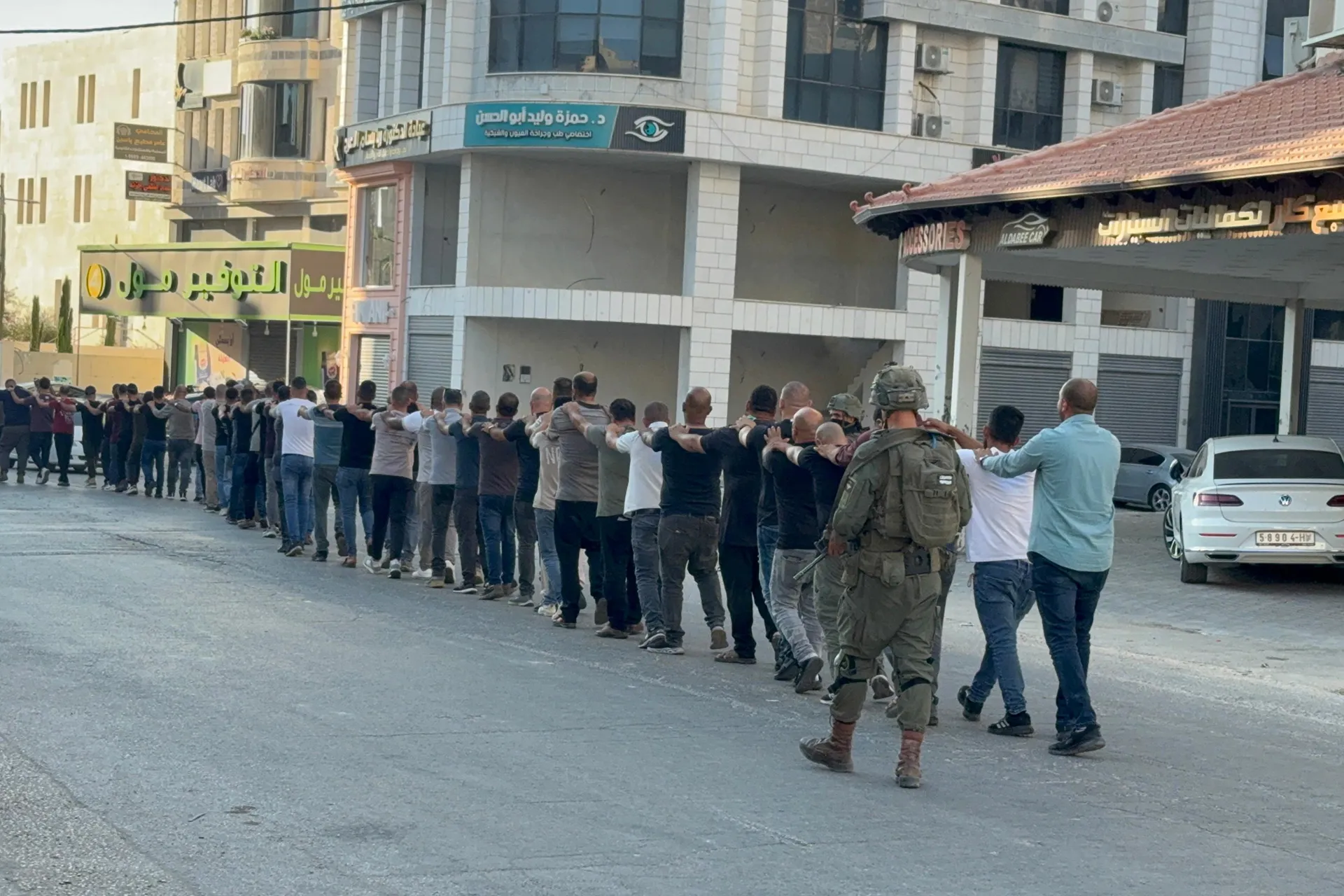 سجون الاحتلال تتحول الى ساحات تنكيل ممنهج واحتجاز المدنيين كرهائن