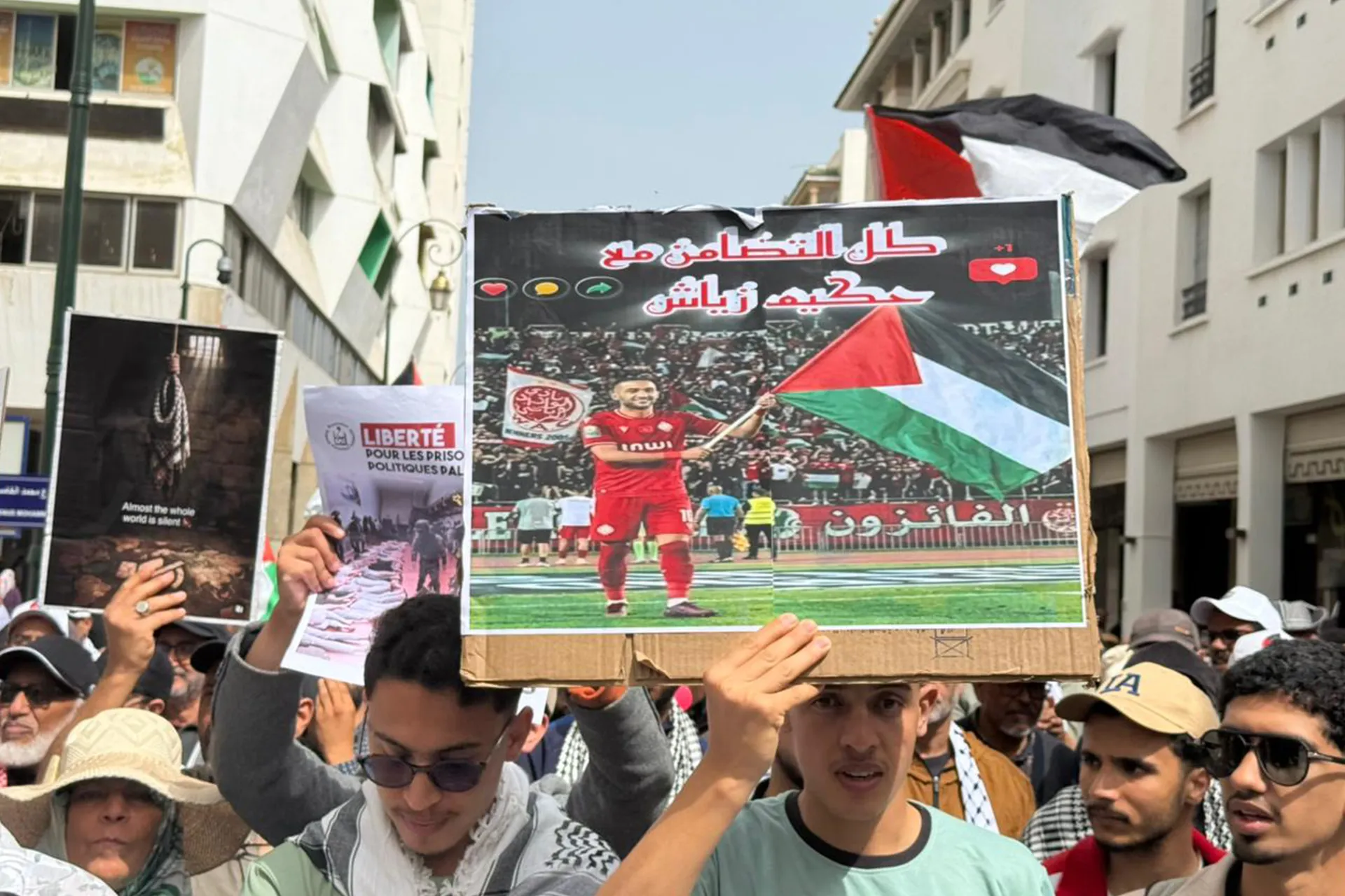 حكيم زياش يجدد دعمه لفلسطين في تدريبات الوداد الرياضي