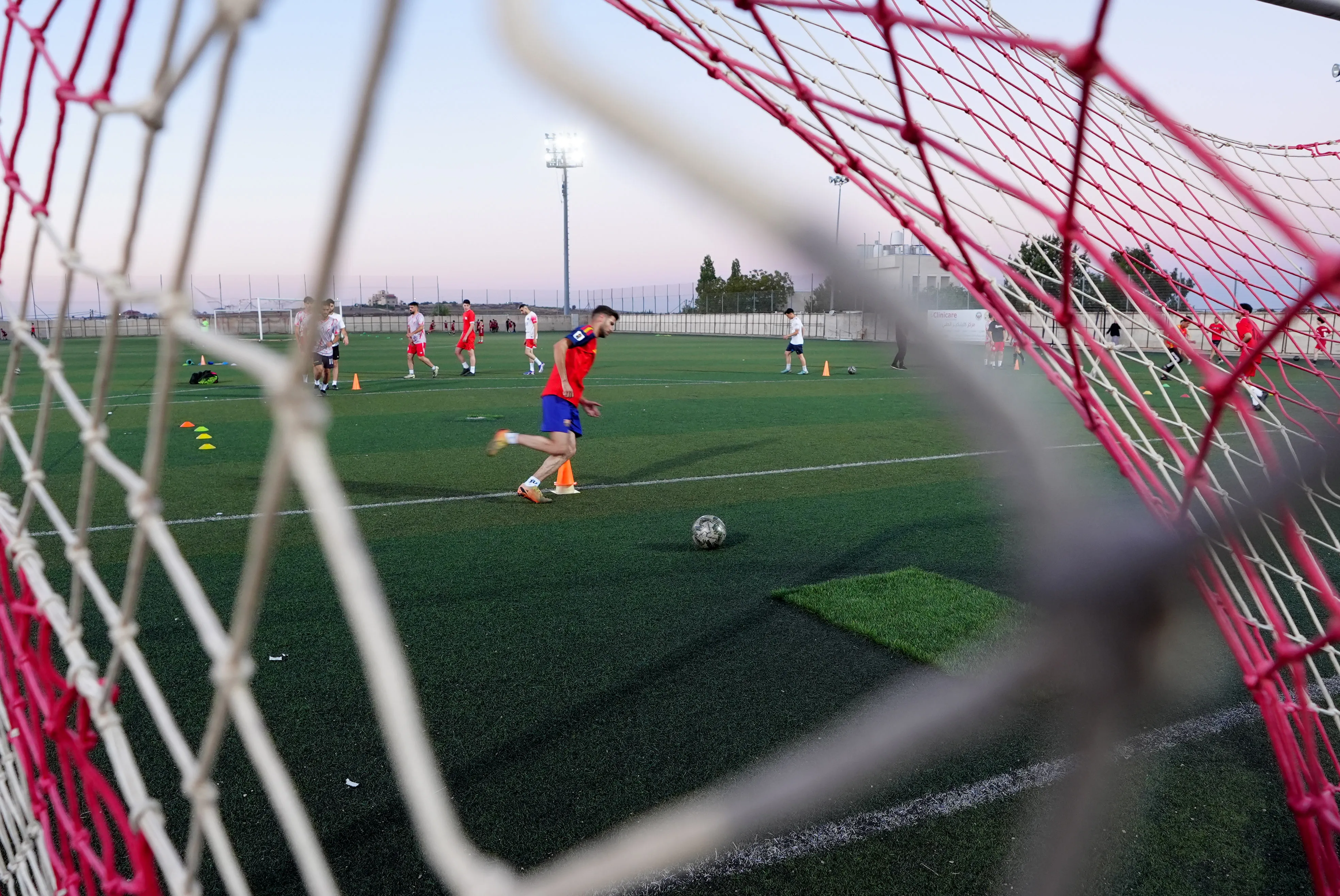 نبض الملاعب الفلسطينية يتحدى الركام وموعد مرتقب لاستئناف الكرة