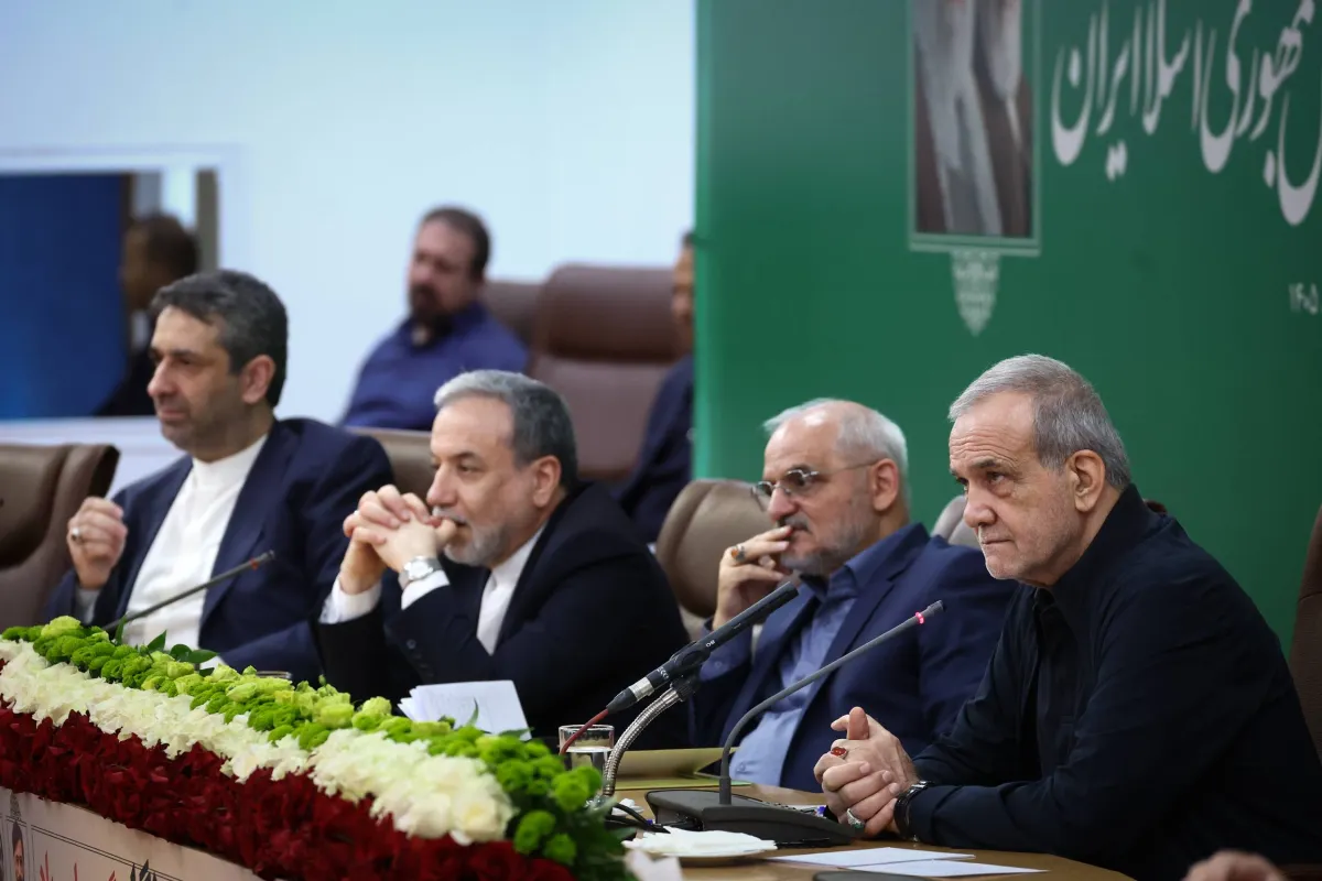 مشاورات مغلقة بين بزشكيان ومجتبى خامنئي بشان مستقبل ايران