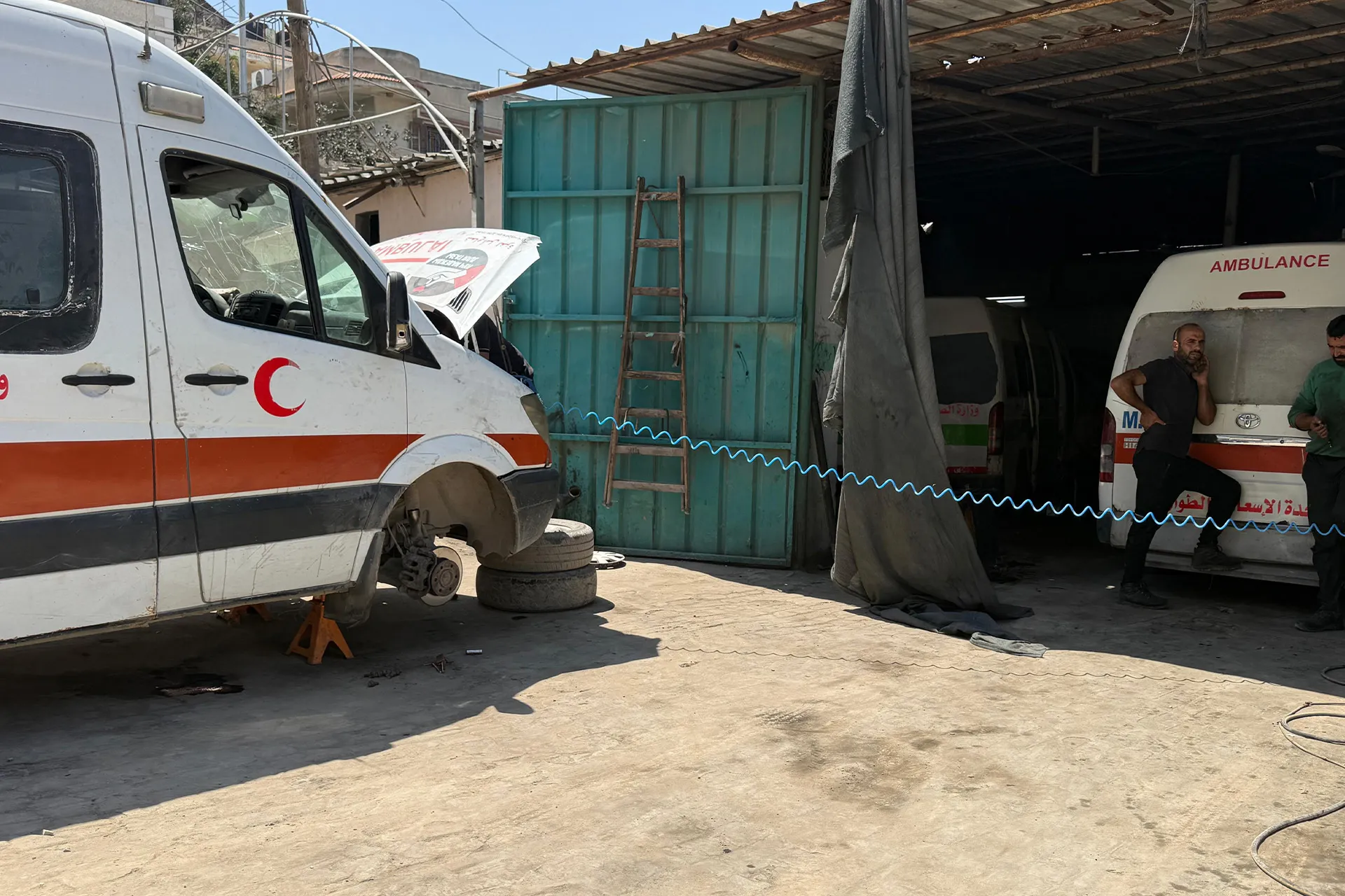 سباق مع الموت.. كيف تصارع طواقم الاسعاف في غزة لتجاوز الانهيار الميداني