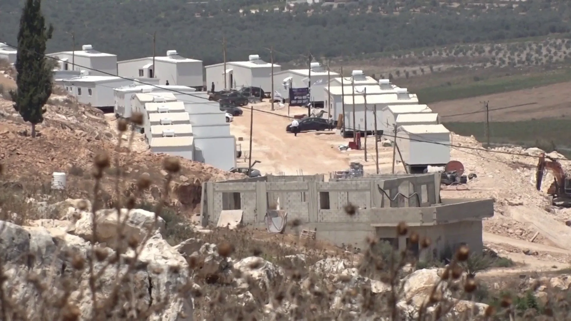 حصار خانق على بعد امتار.. عائلة فلسطينية تواجه جحيم مستوطنة دوتان