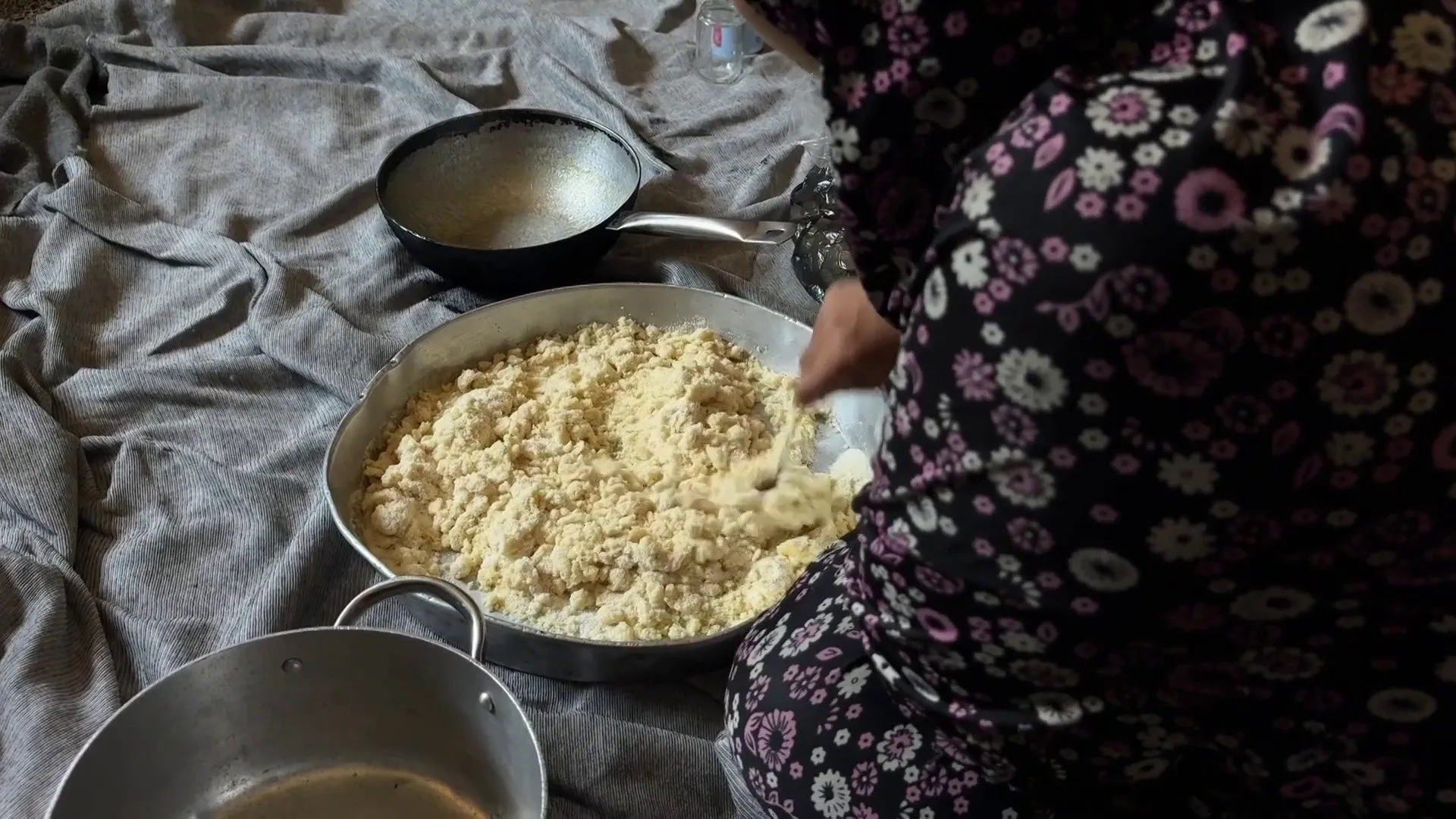 نوال صيام تقهر ظروف النزوح في غزة بصناعة الحلويات