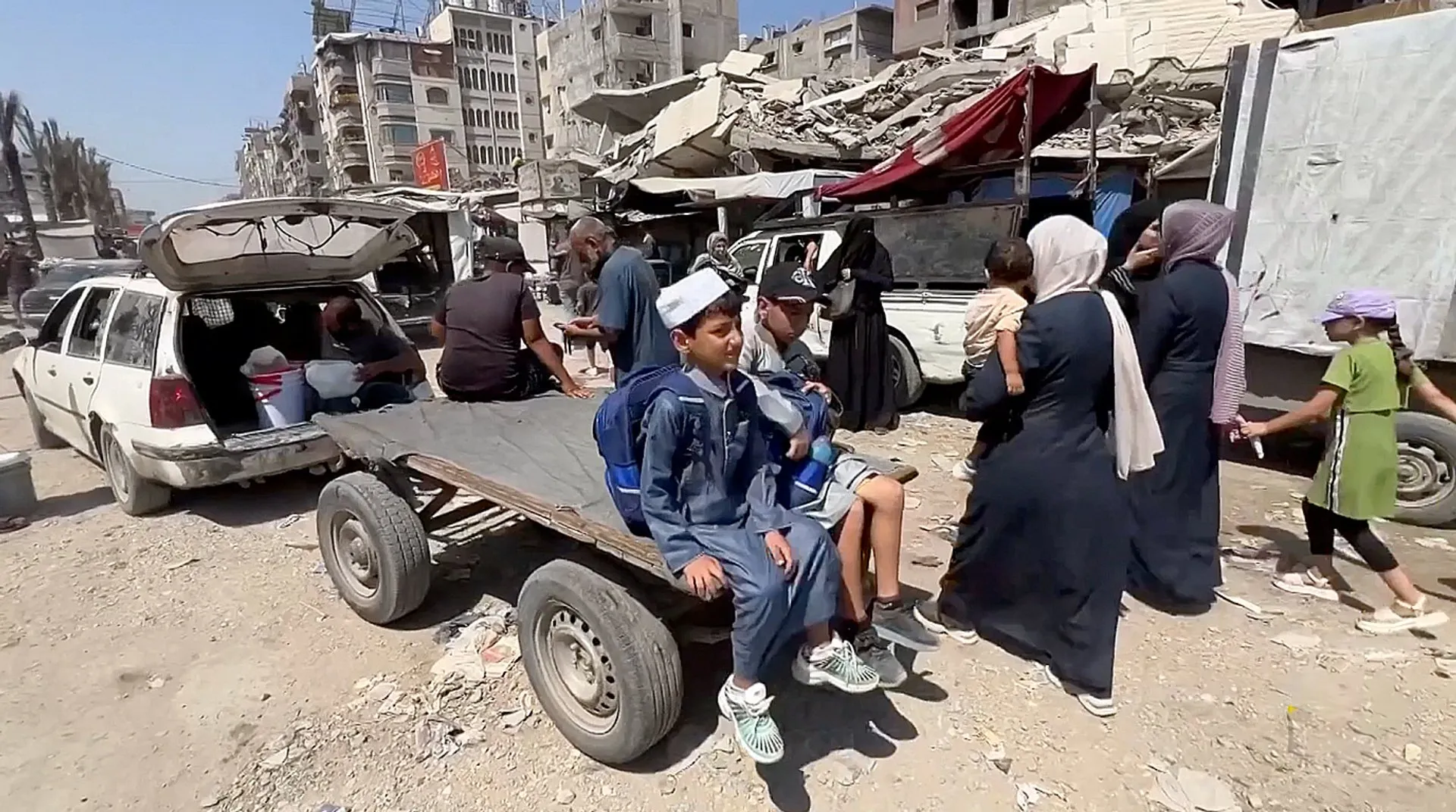 كابوس التنقل في غزة: رحلة البحث عن وسيلة وصول وسط انهيار قطاع المواصلات