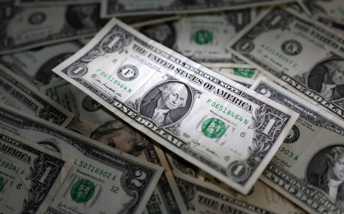 الدولار يحبس انفاسه بانتظار مؤشرات التضخم الامريكي وسط توترات الممرات المائية