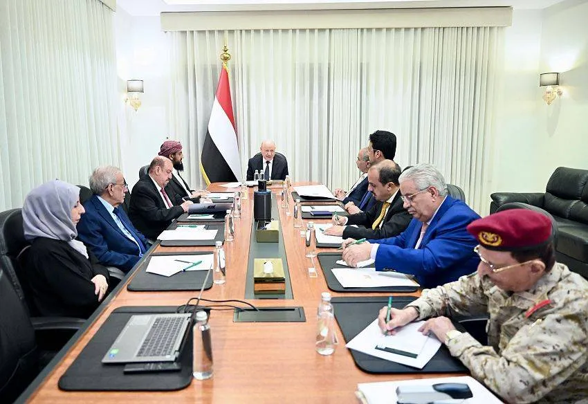 مجلس الدفاع اليمني يرفع جاهزية الردع ويشيد بدور السعودية في دعم استقرار البلاد