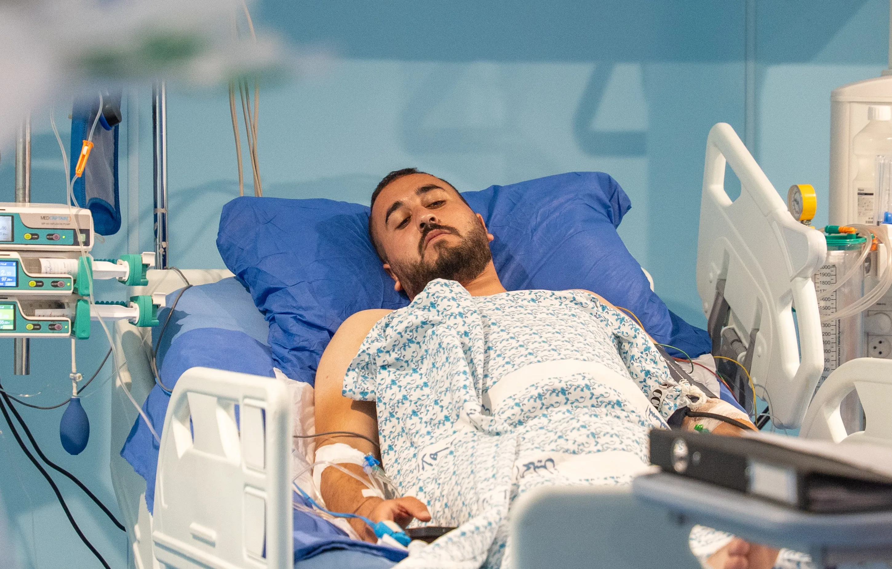 رصاصة غادرة تحول حياة ممرض فلسطيني في الخليل إلى رحلة معاناة دائمة